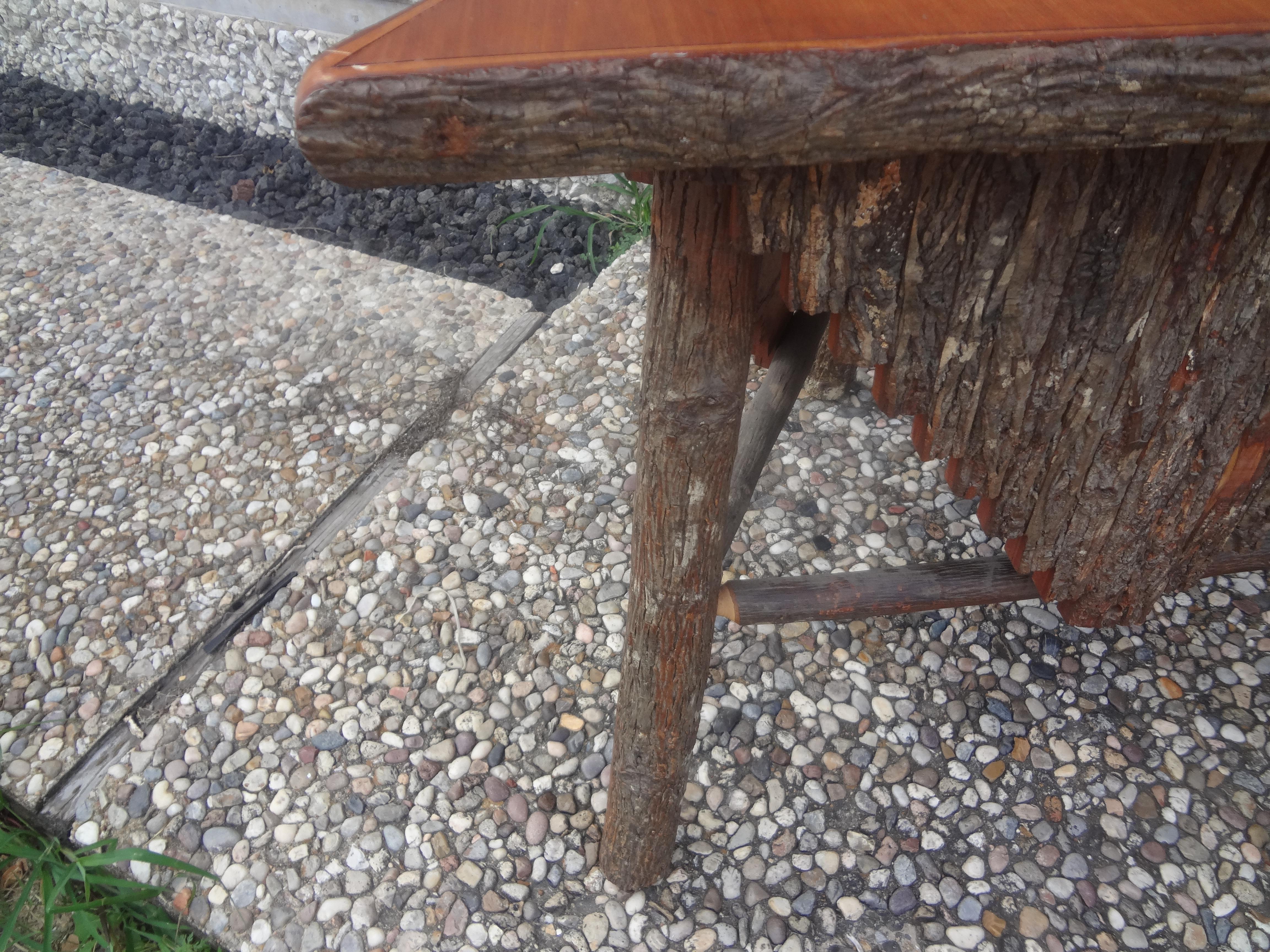 Table rustique en bois et écorce en vente 1