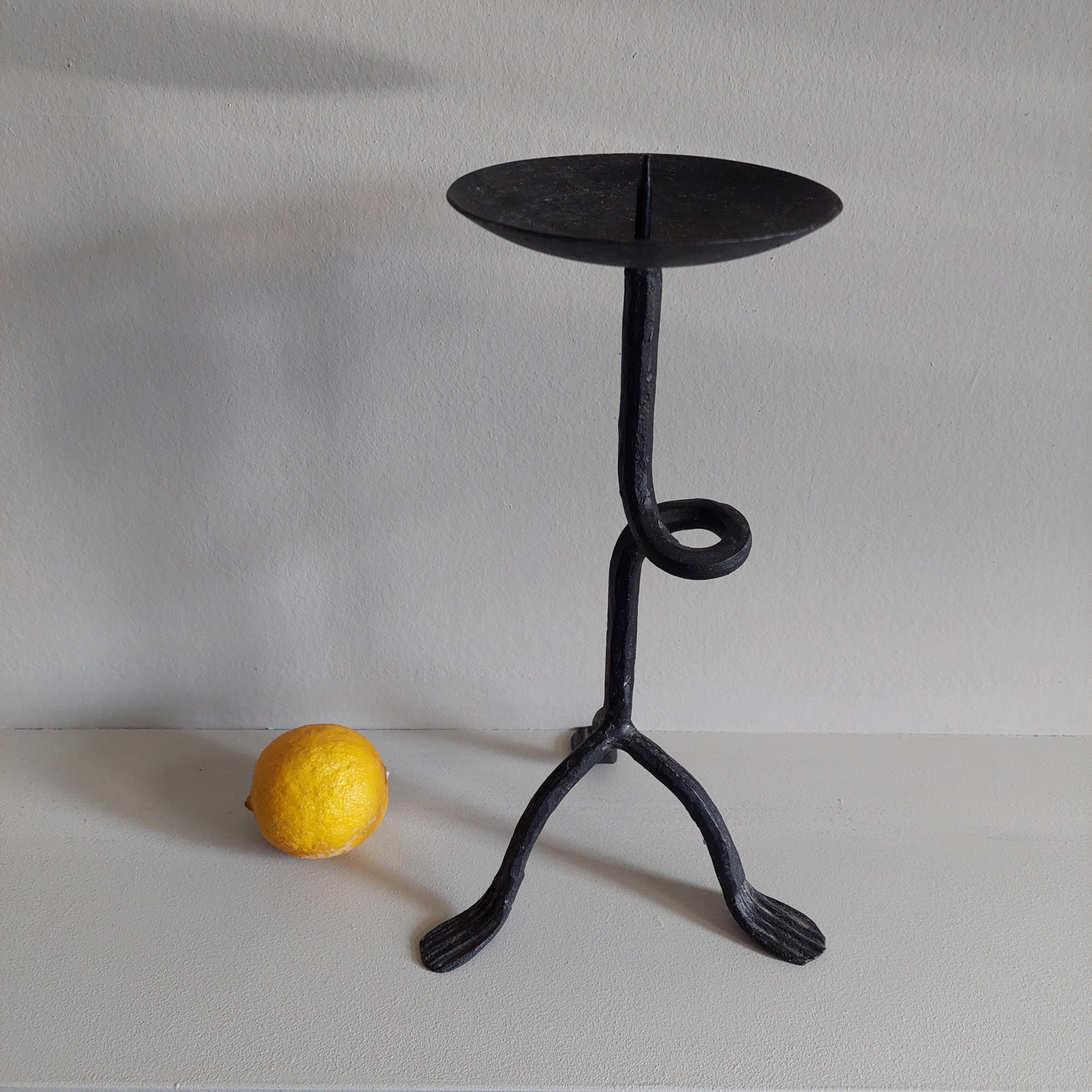 Vintage Rustic Loop Wrought Iron Tripod Candle Stick Holder Candlestick, 50s In Good Condition For Sale In Leamington Spa, GB