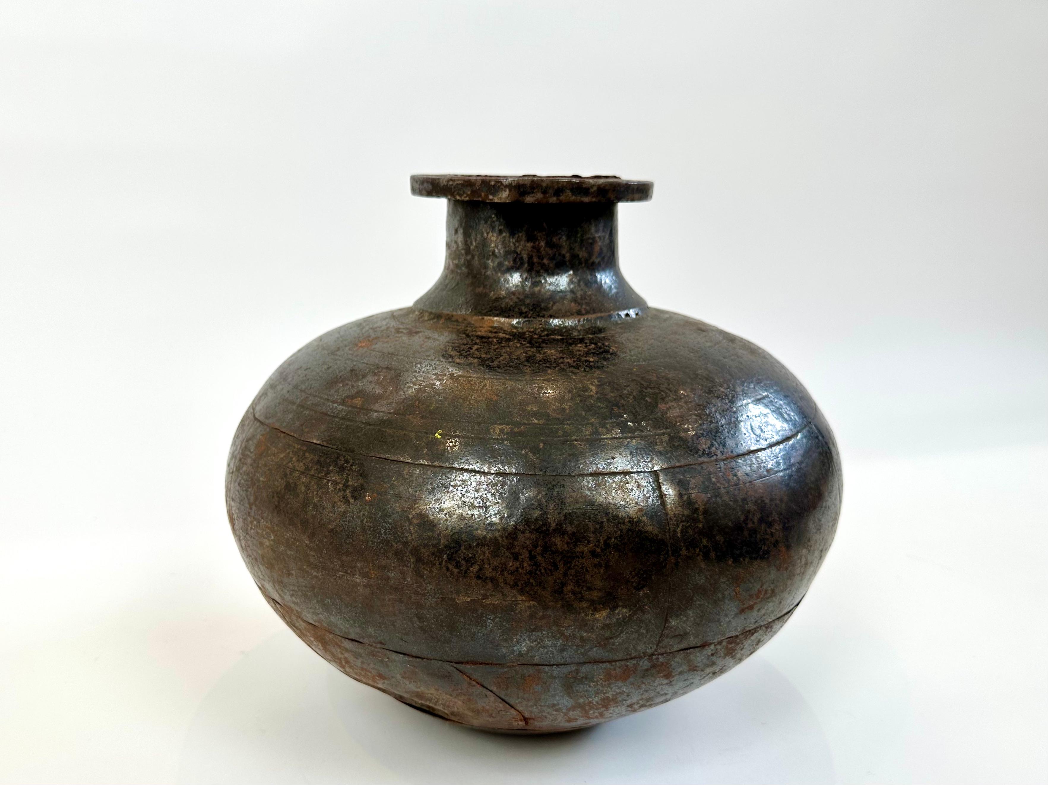 Indischer Wassertopf oder Vase aus rustikalem Metall im Angebot 5