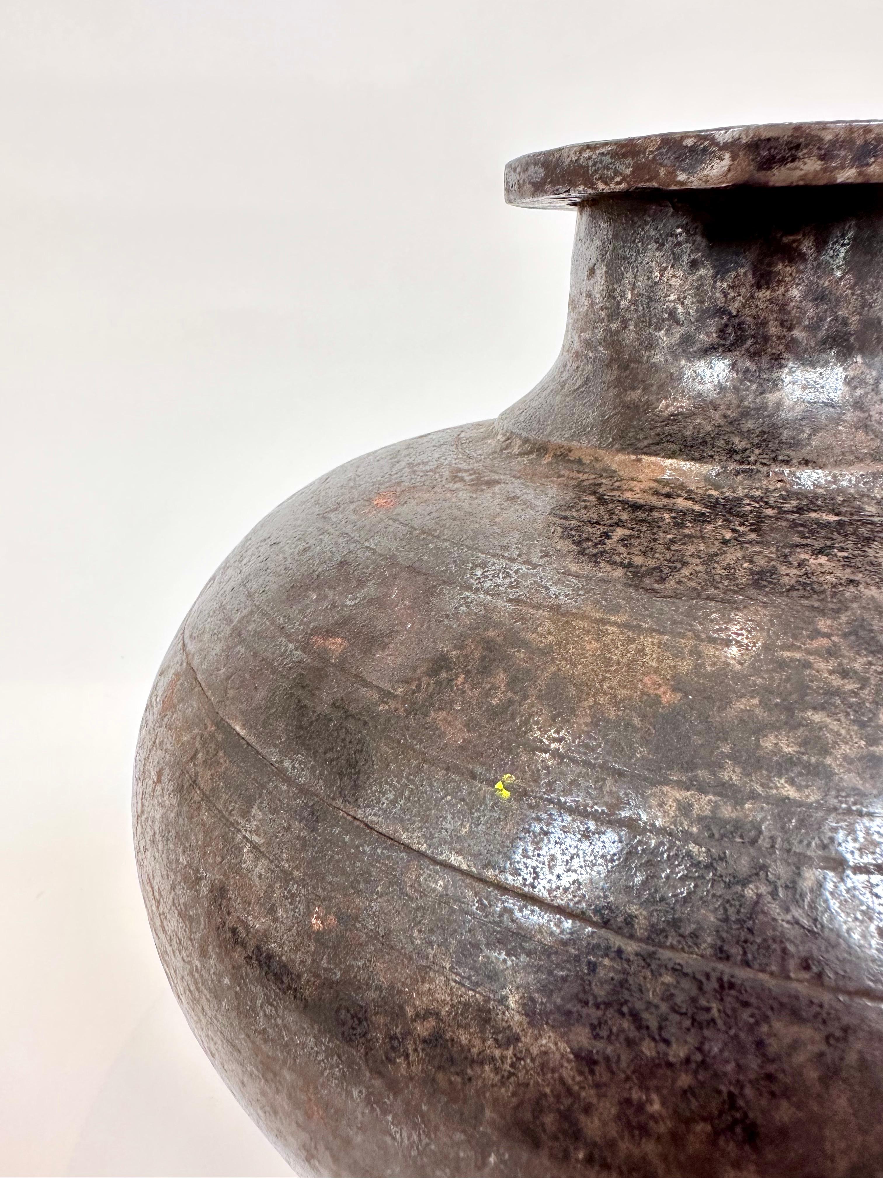 Indischer Wassertopf oder Vase aus rustikalem Metall im Angebot 9