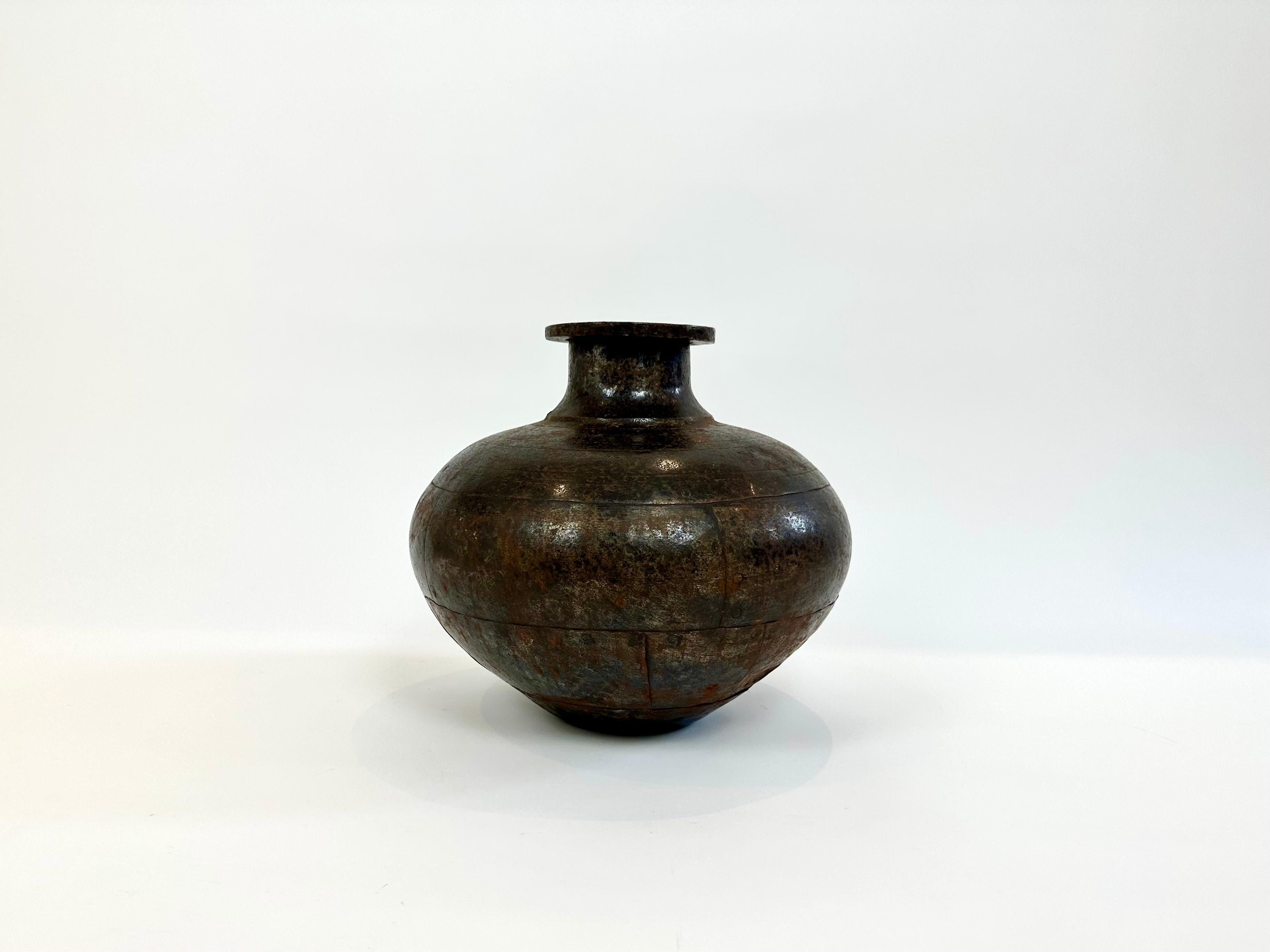 Large size rustic hand made metal pot / vase, ideal for display purposes.

Superb patina to the metal which has been waxed to preserve the finish. 

Worldwide shipping - Message before buying for an quote to your destination.