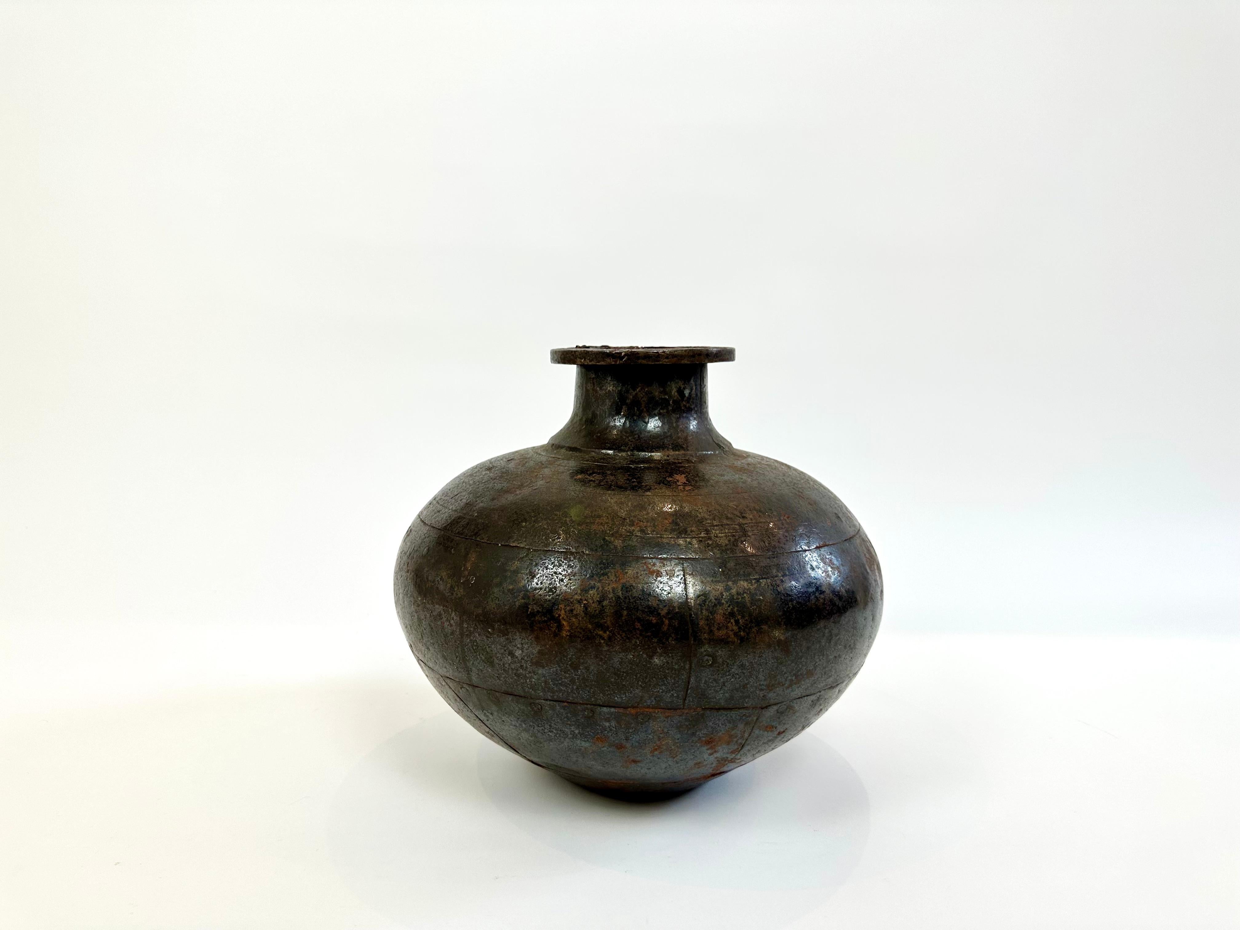 Indischer Wassertopf oder Vase aus rustikalem Metall (20. Jahrhundert) im Angebot
