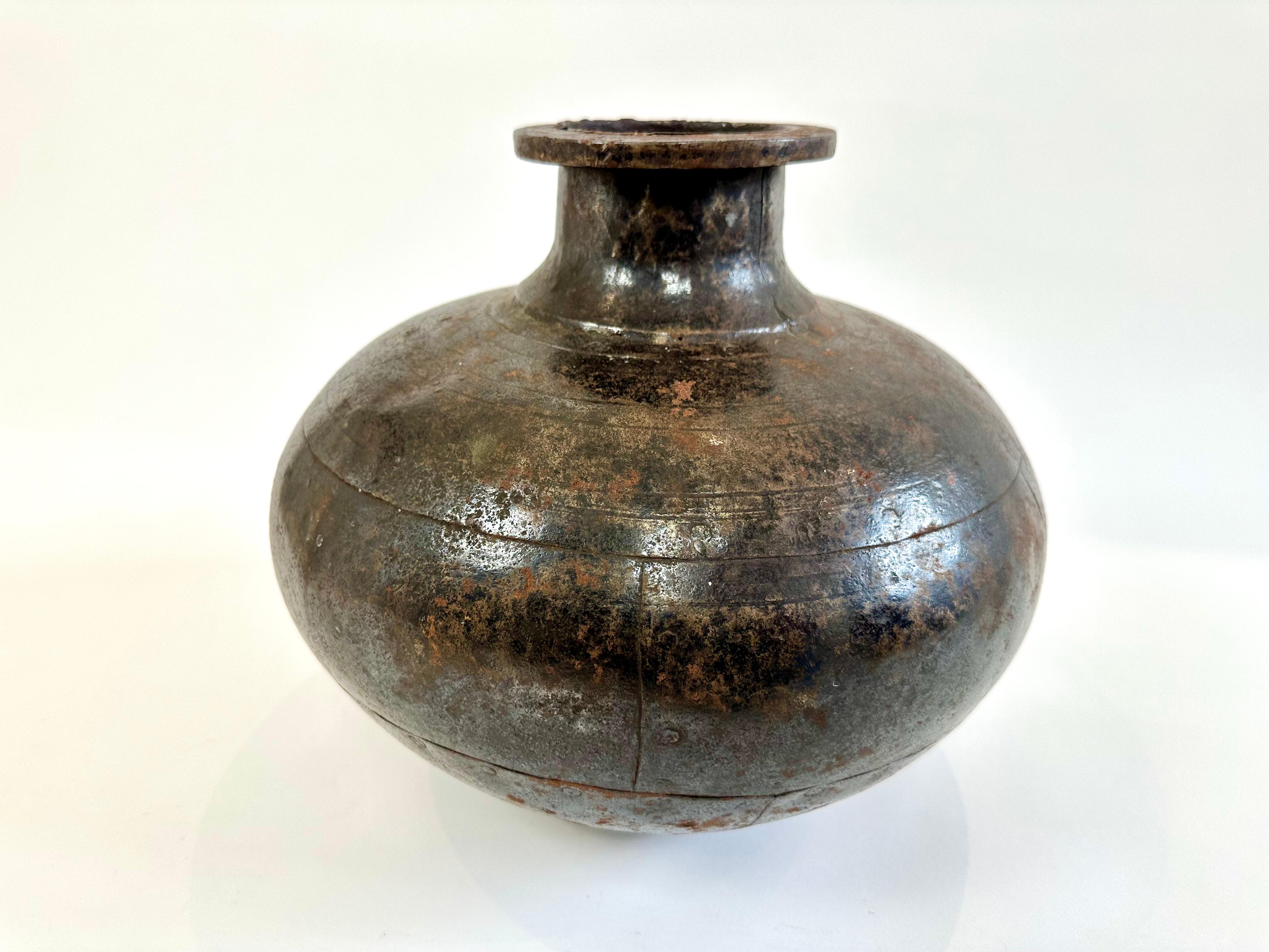 Indischer Wassertopf oder Vase aus rustikalem Metall im Angebot 1