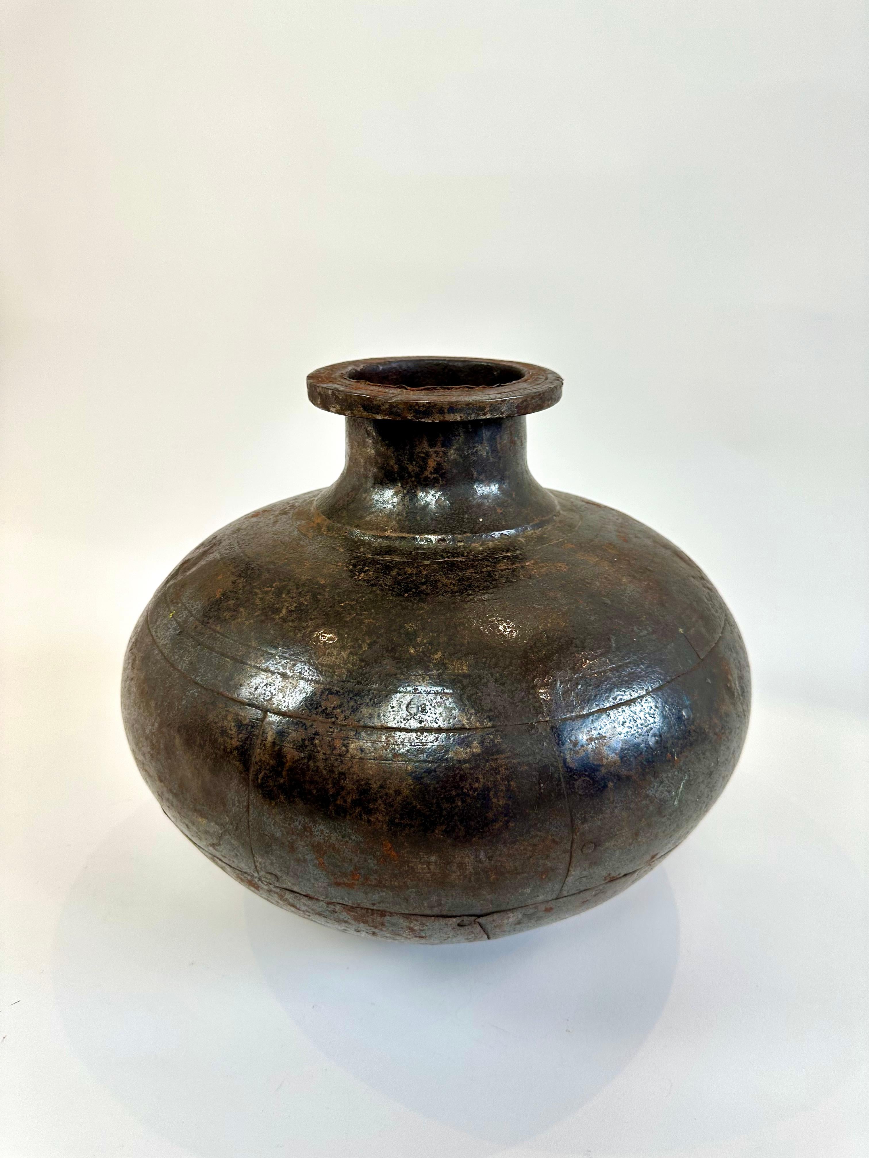 Indischer Wassertopf oder Vase aus rustikalem Metall im Angebot 4