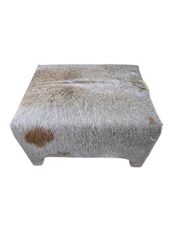 Pouf vintage, rustique et moderne en peau de vache, récemment retapissé en peau de vache
