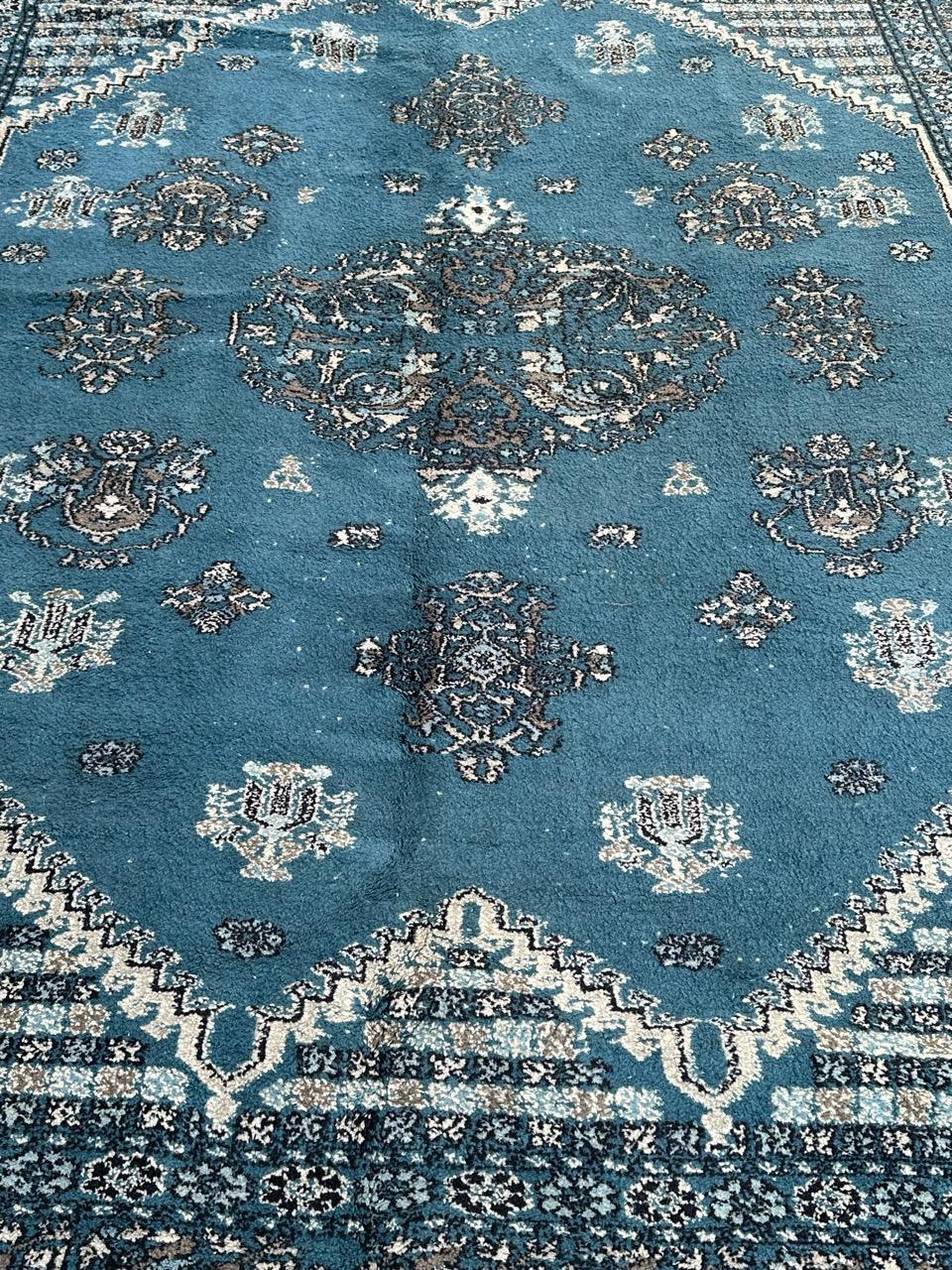 Bellissimo tappeto marocchino di metà secolo con un disegno geometrico e tribale con medaglione centrale e fiori stilizzati e un campo blu con marrone, grigio, bianco e nero, interamente annodato a mano con velluto di lana su fondo di