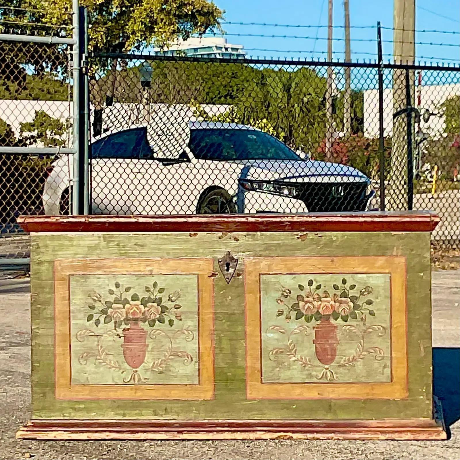 Coffre à couvertures norvégien rustique peint à la main Bon état - En vente à west palm beach, FL