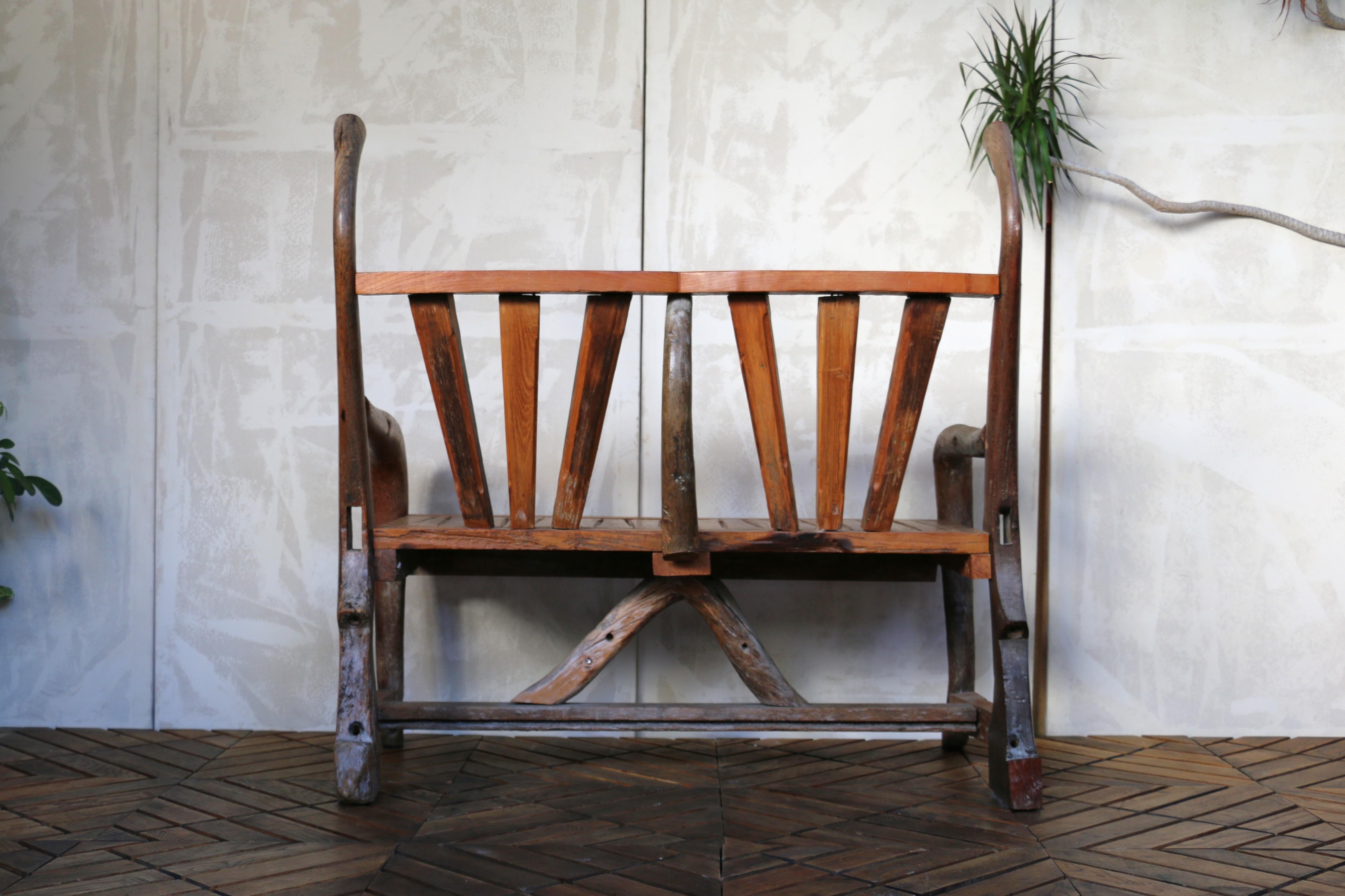 20ième siècle Banc rustique vintage en bois pour l'extérieur en vente
