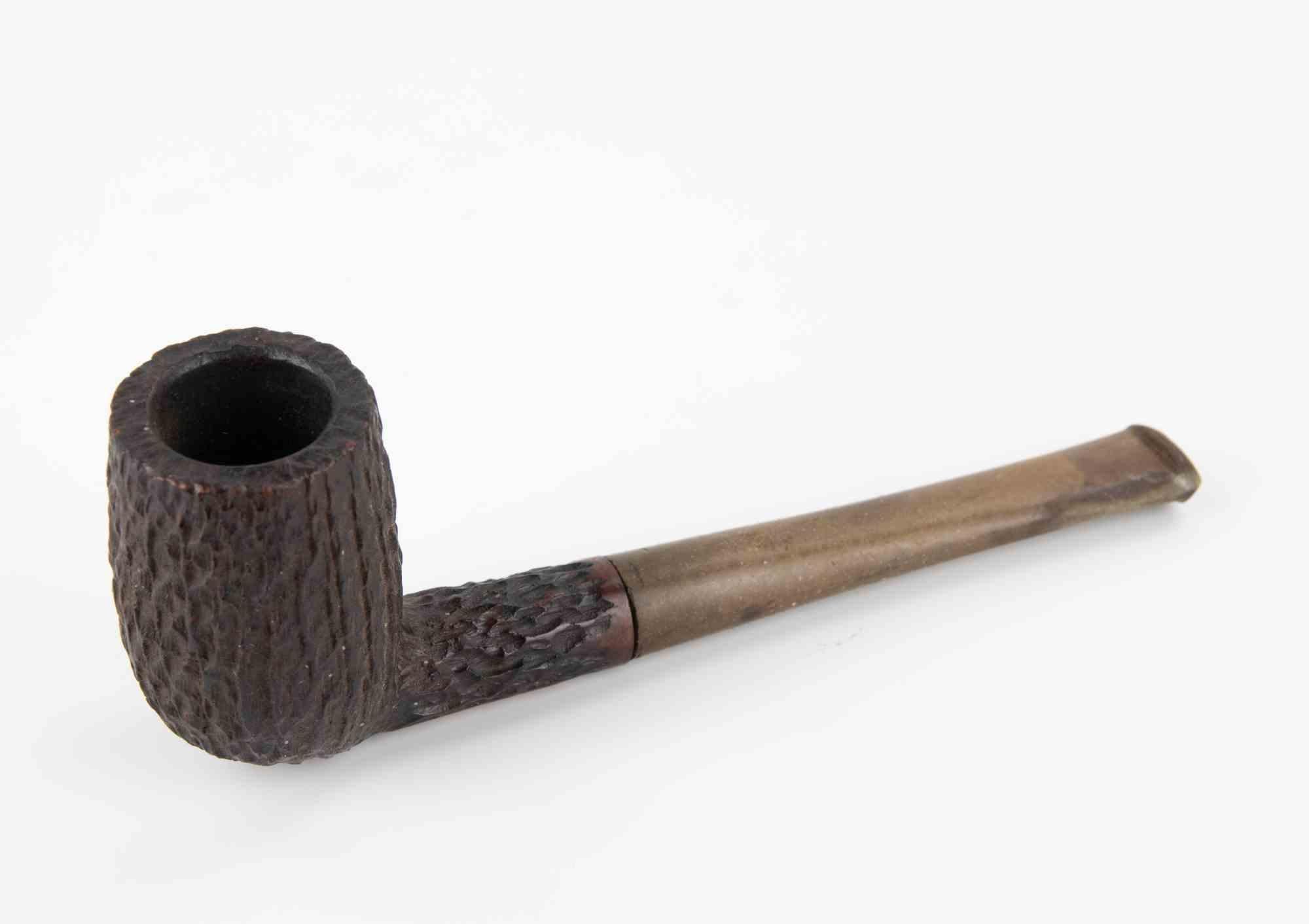 Dal fascino elegantemente rustico, questa pipa in radica vintage presenta una finitura sabbiata che accentua la naturale robustezza del legno. La ciotola alta e dritta e il gambo robusto presentano un design classico di ispirazione inglese, mentre