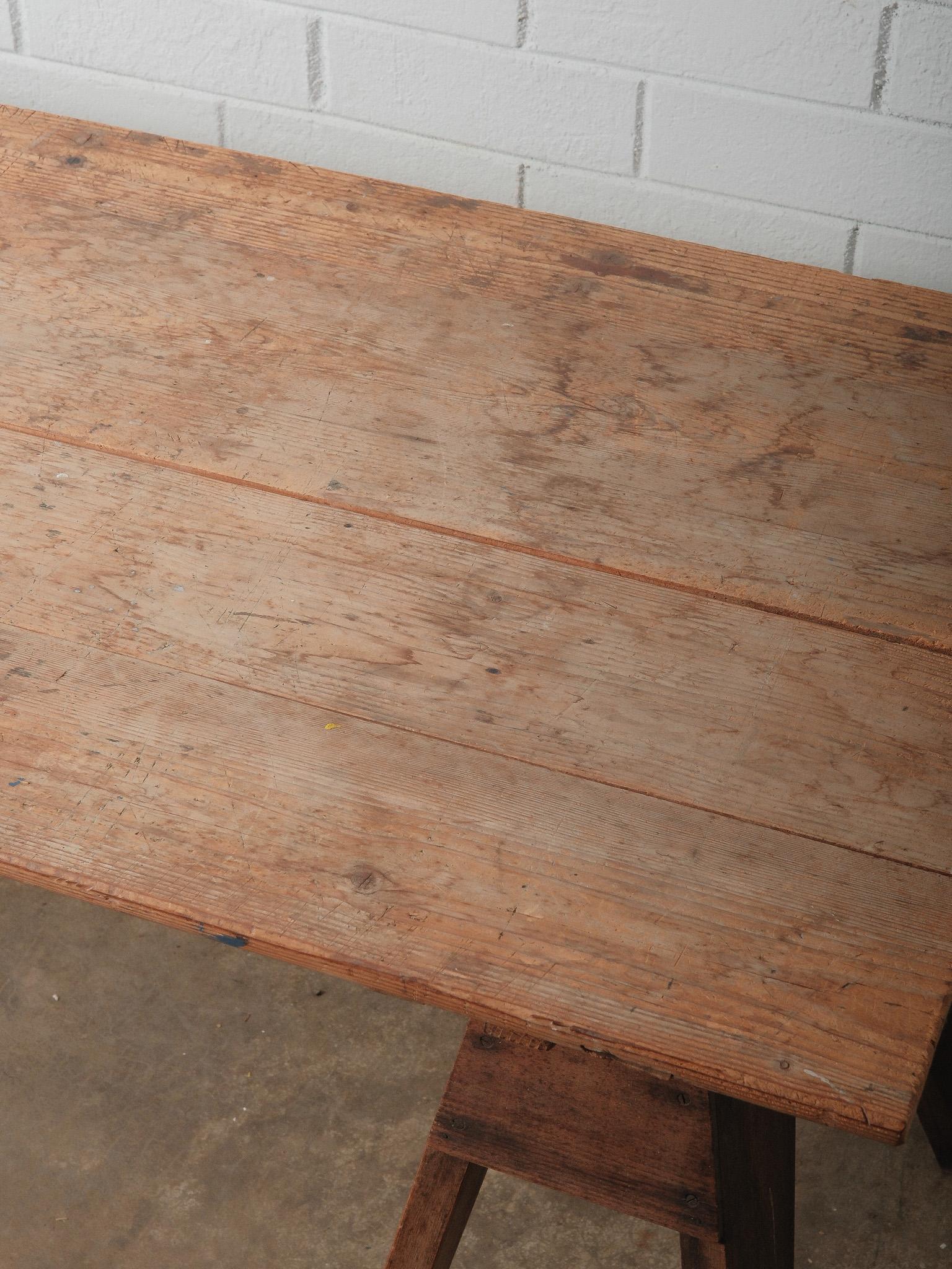 20ième siècle Table de travail rustique vintage à chevalet en pin industriel Bureau à tréteaux en vente