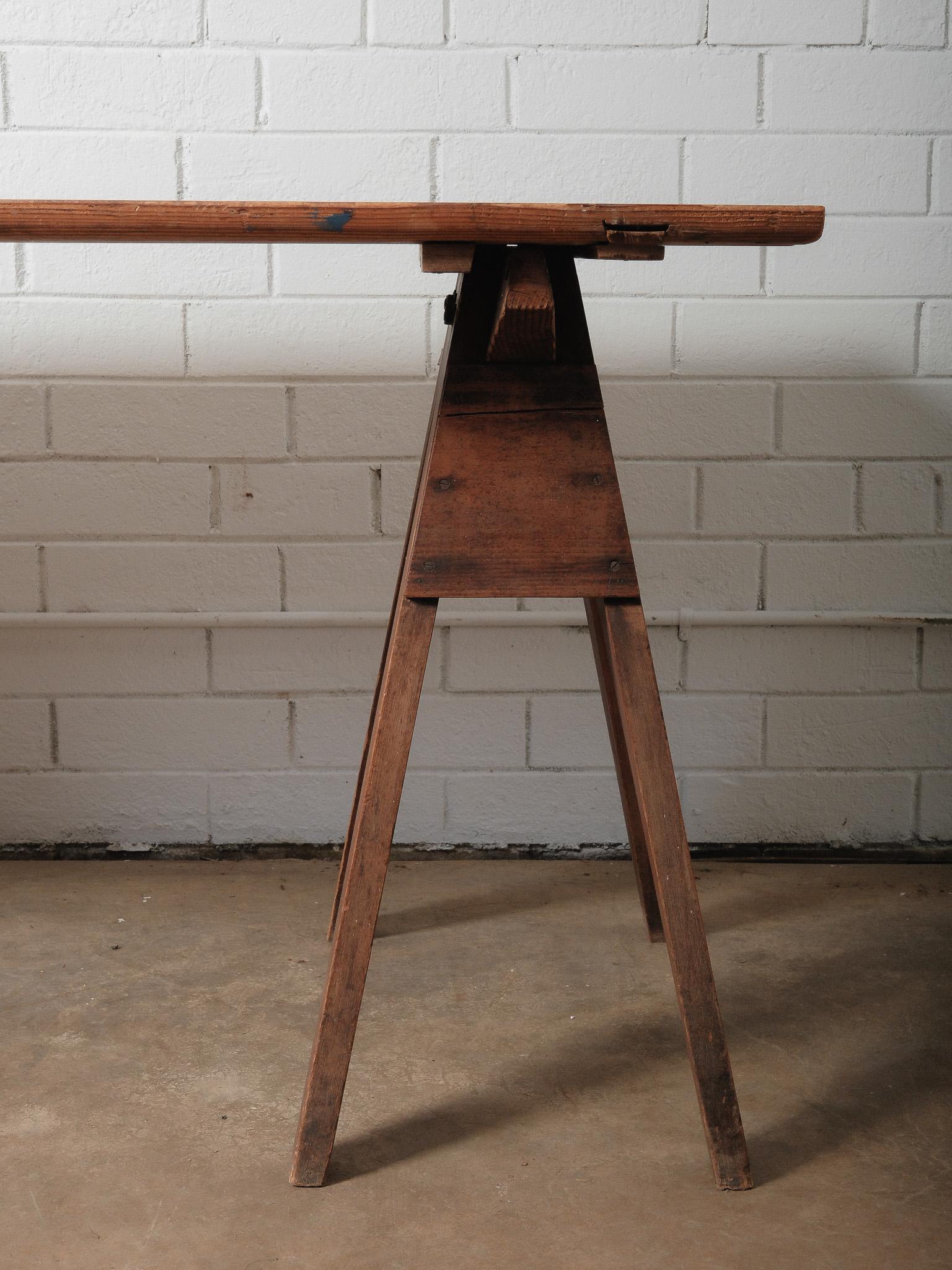 Table de travail rustique vintage à chevalet en pin industriel Bureau à tréteaux en vente 1