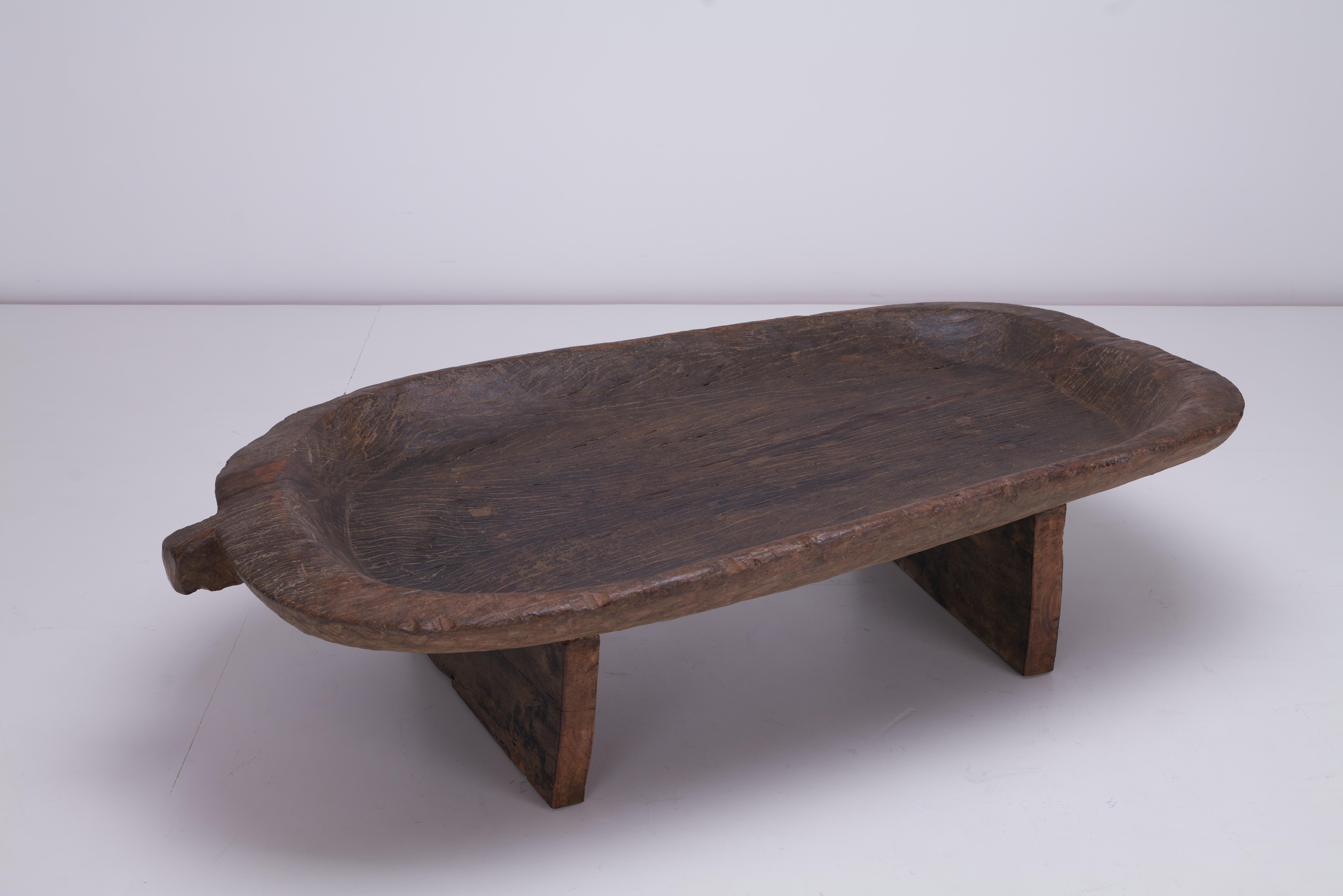 Mesa Tribal Escultórica Rústica Vintage de Nagaland Noreste de la India Café Minimalista en venta