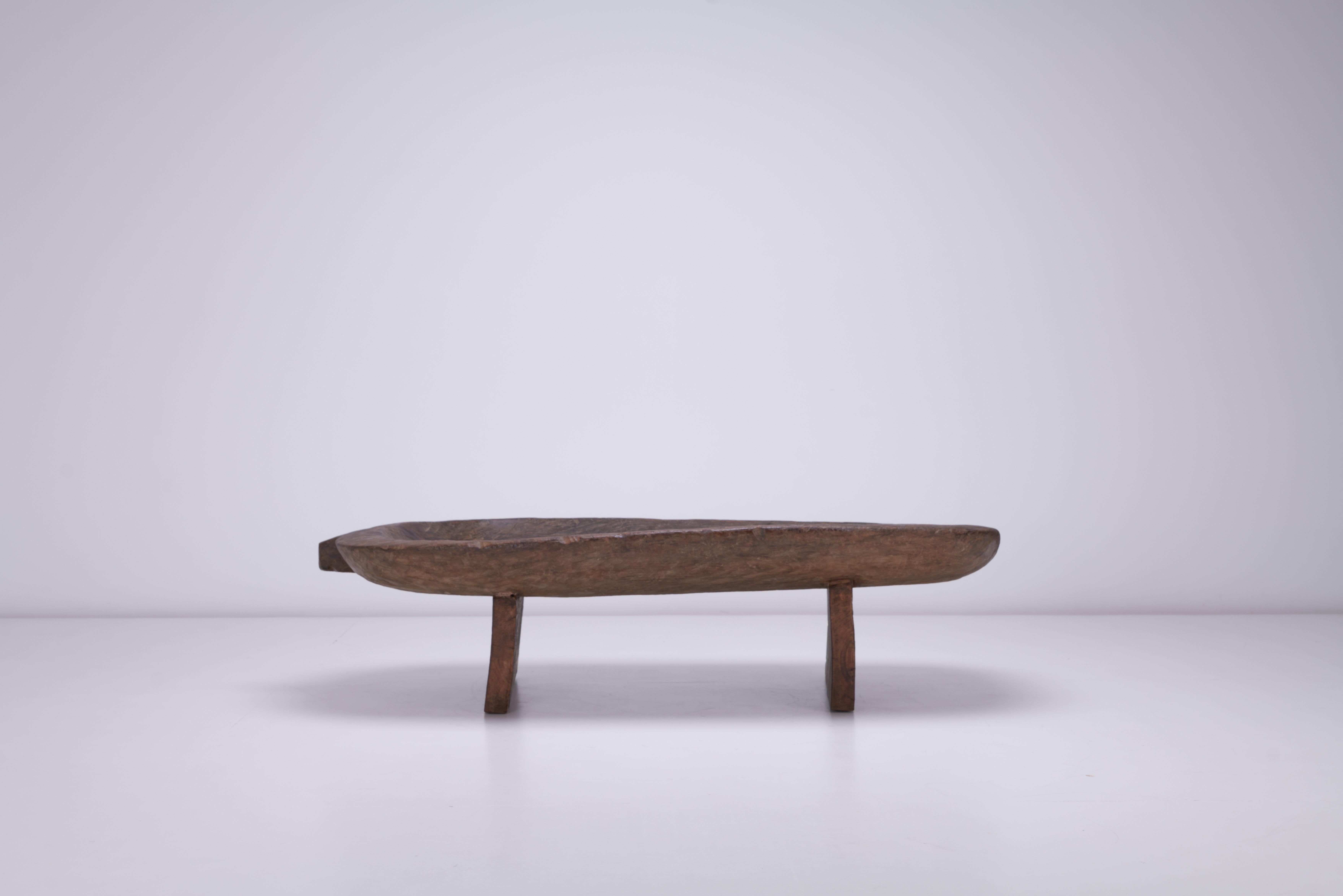 Mesa Tribal Escultórica Rústica Vintage de Nagaland Noreste de la India Café Indio en venta