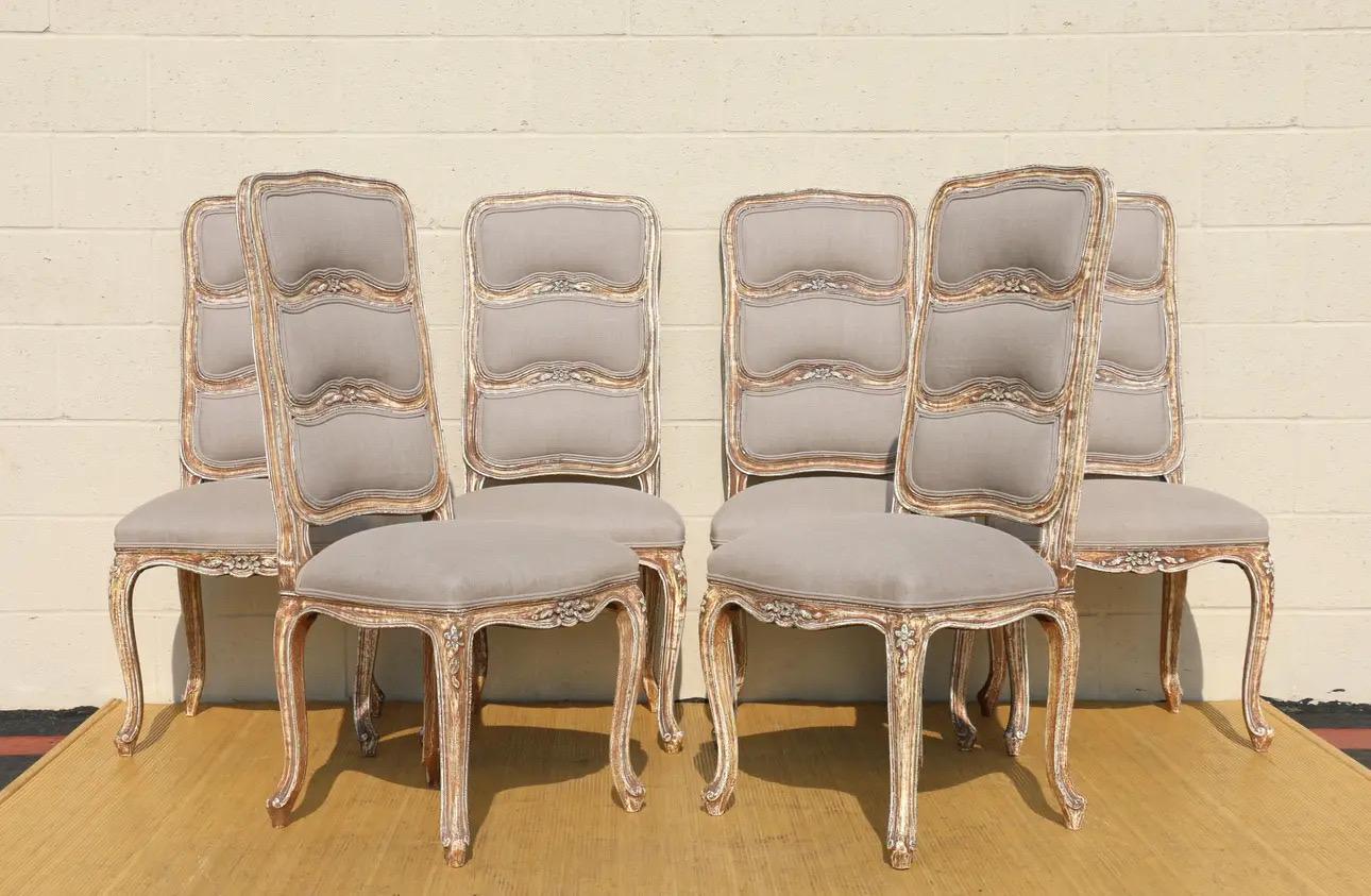 Spettacolare set di otto sedie da pranzo country francesi, due poltrone e sei sedie senza braccioli. Queste sedie sono realizzate in legno massiccio. La loro cornice ha un'ottima finitura rustica e un'incredibile lavorazione. Tutti sono stati