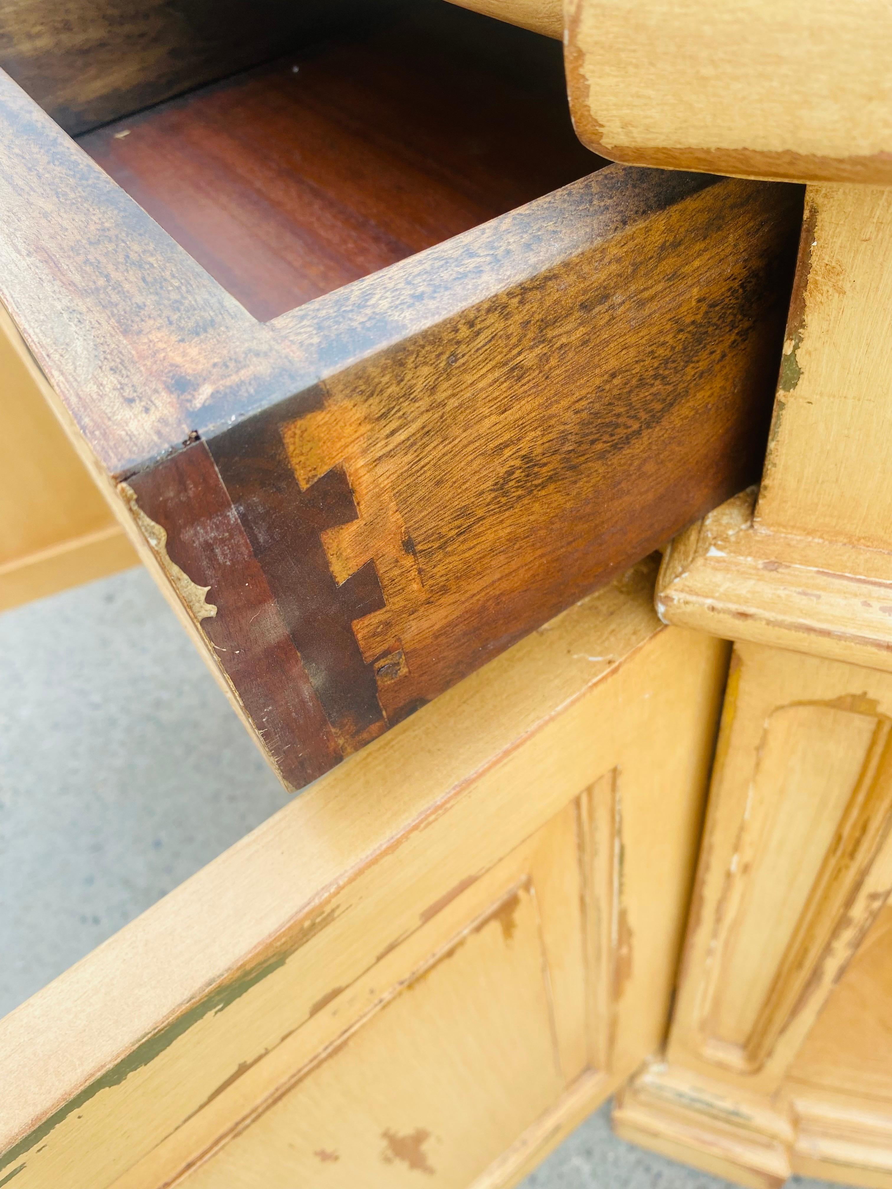 Sconosciuto Credenza a quattro ante dipinta in stile rustico shabby chic vintage in vendita