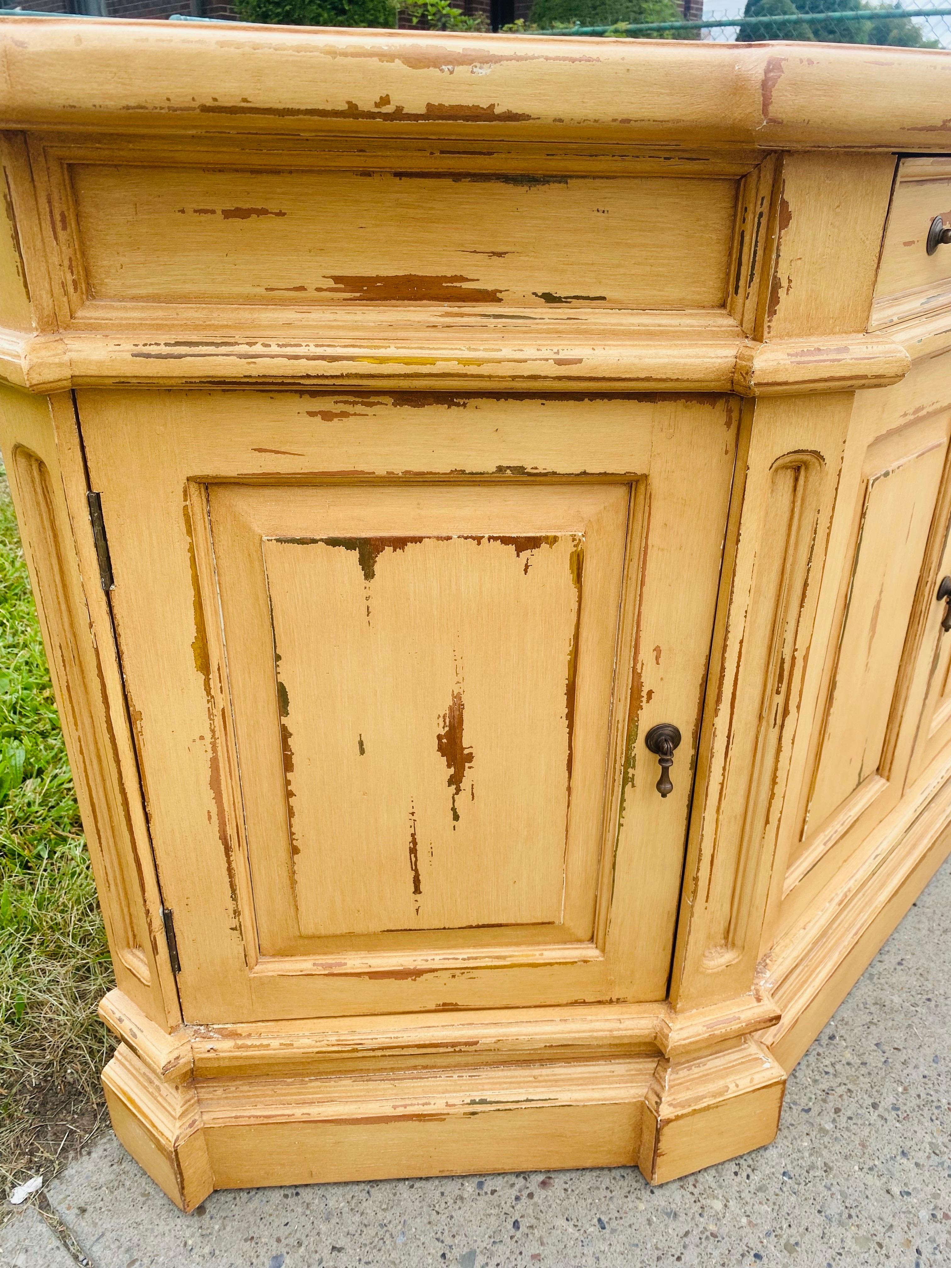Fine XX secolo Credenza a quattro ante dipinta in stile rustico shabby chic vintage in vendita