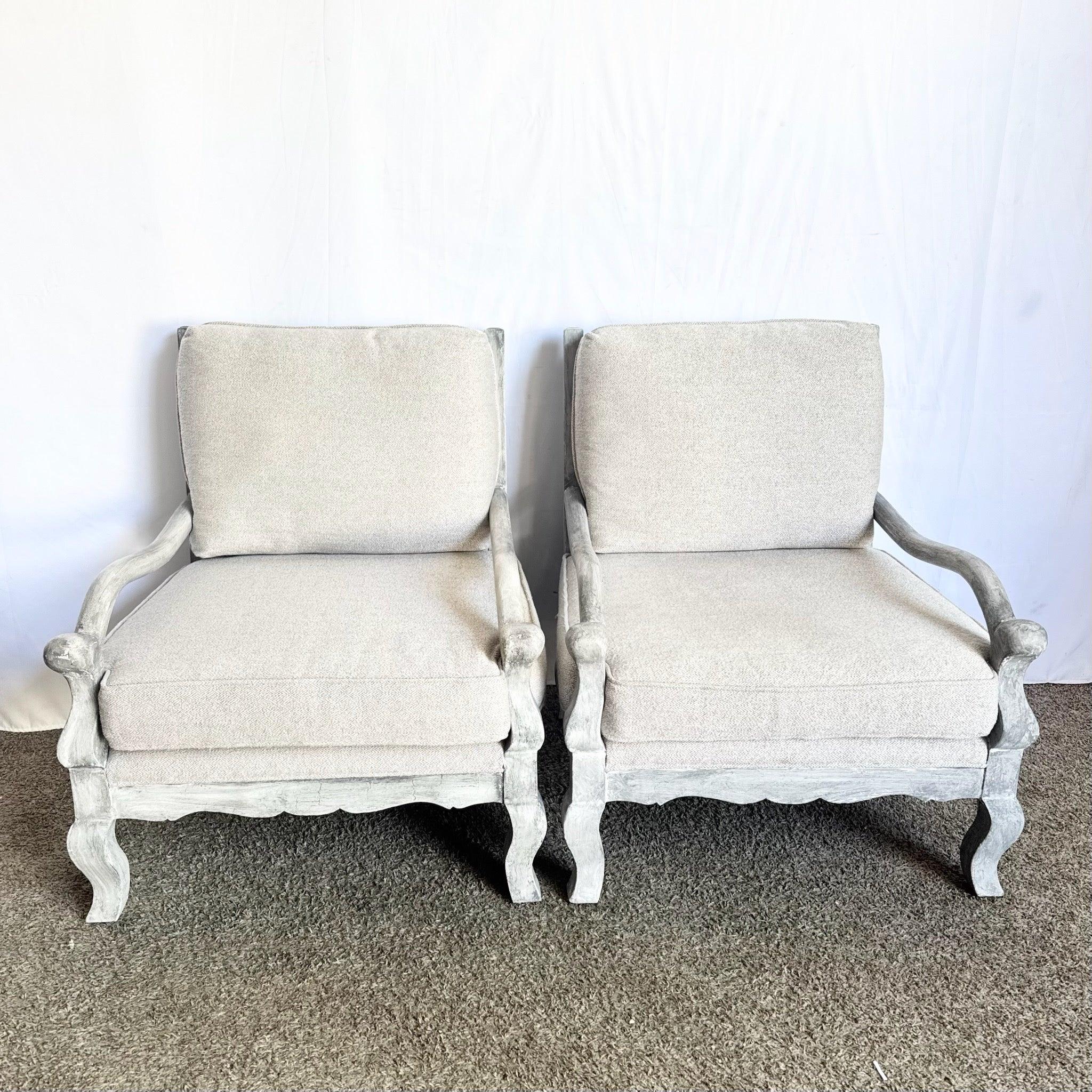 Poltroncine rustiche vintage in legno argentato: il legno massiccio con lavaggio argentato, i braccioli robusti e le venature naturali conferiscono un'eleganza rustica agli interni eclettici.
 

 Vendiamo gli articoli così come sono stati