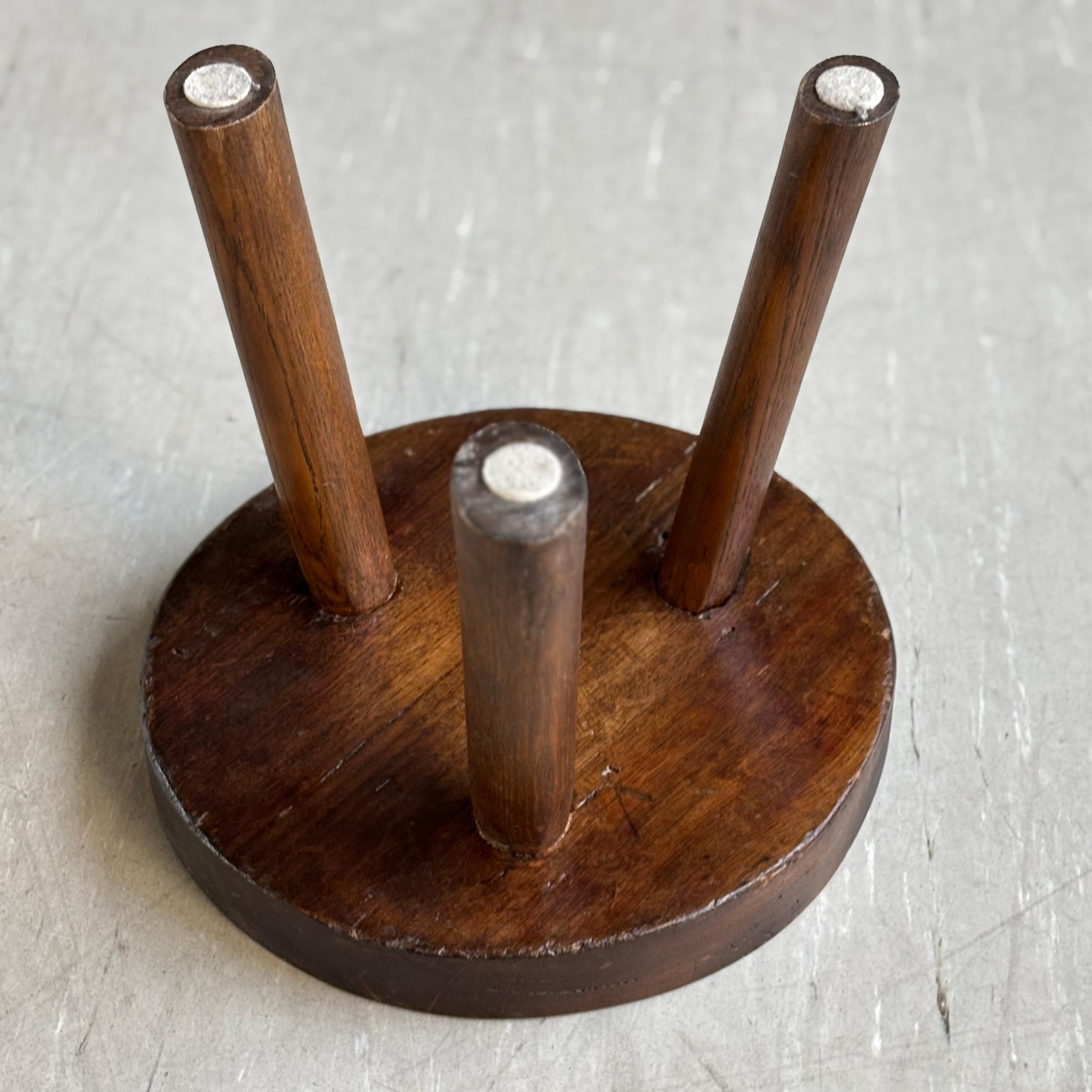 Vintage rustic solid wood Tripod Milking Stool im Angebot 10