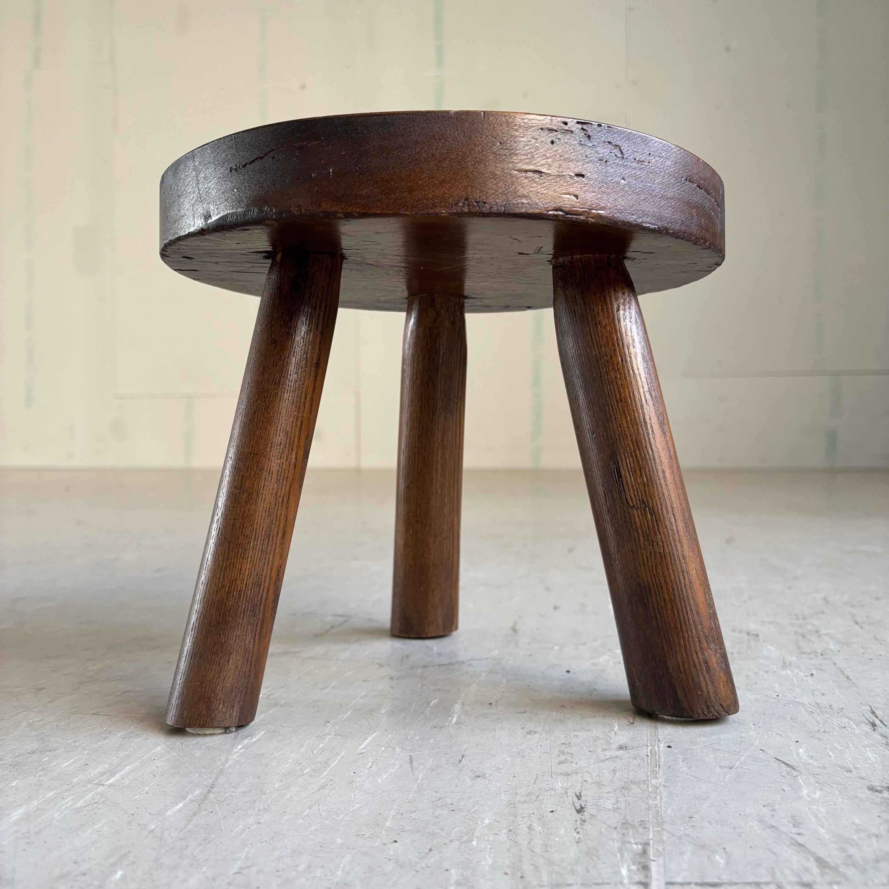 Vintage rustic solid wood Tripod Milking Stool (Rustikal) im Angebot