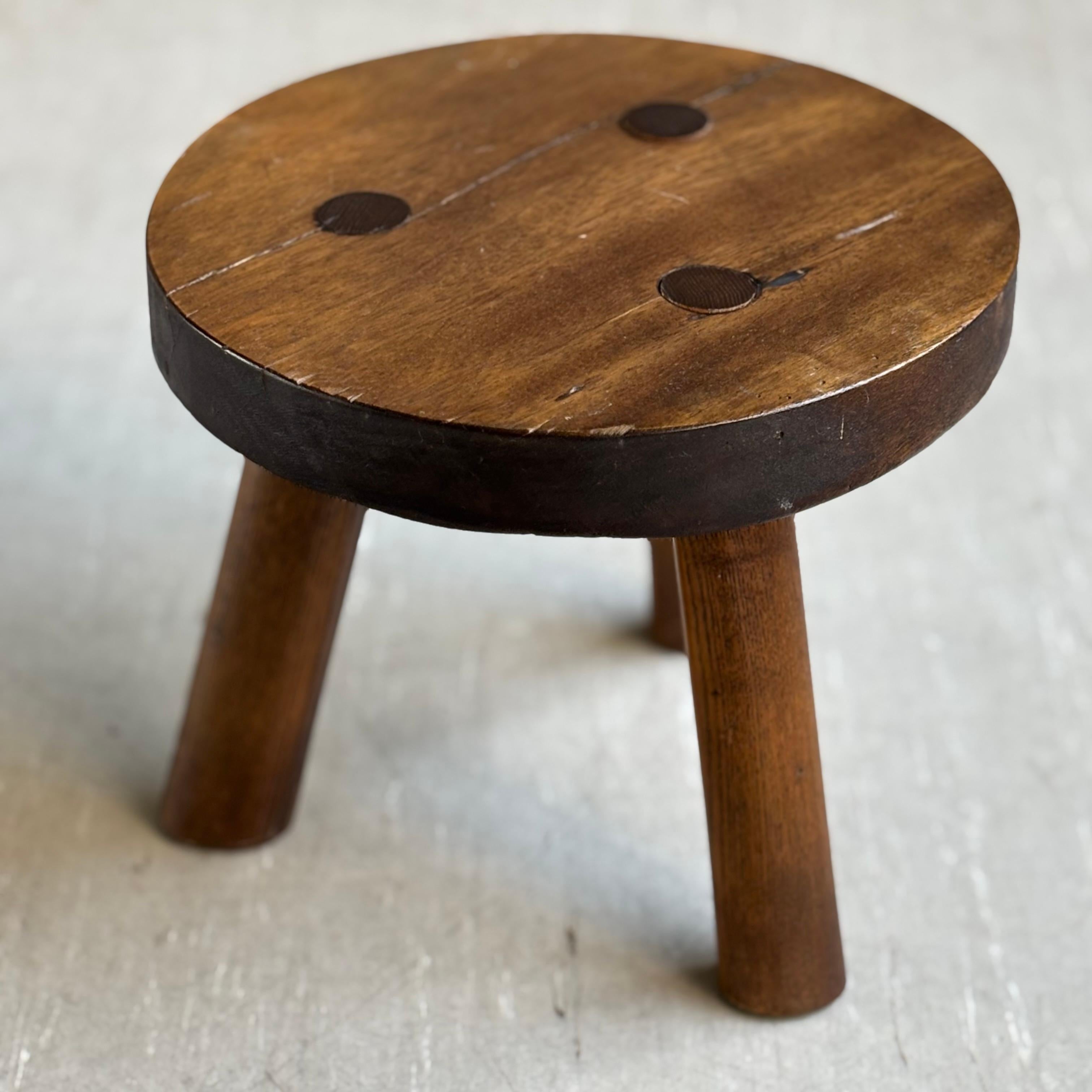 Vintage rustic solid wood Tripod Milking Stool (Schweizerisch) im Angebot