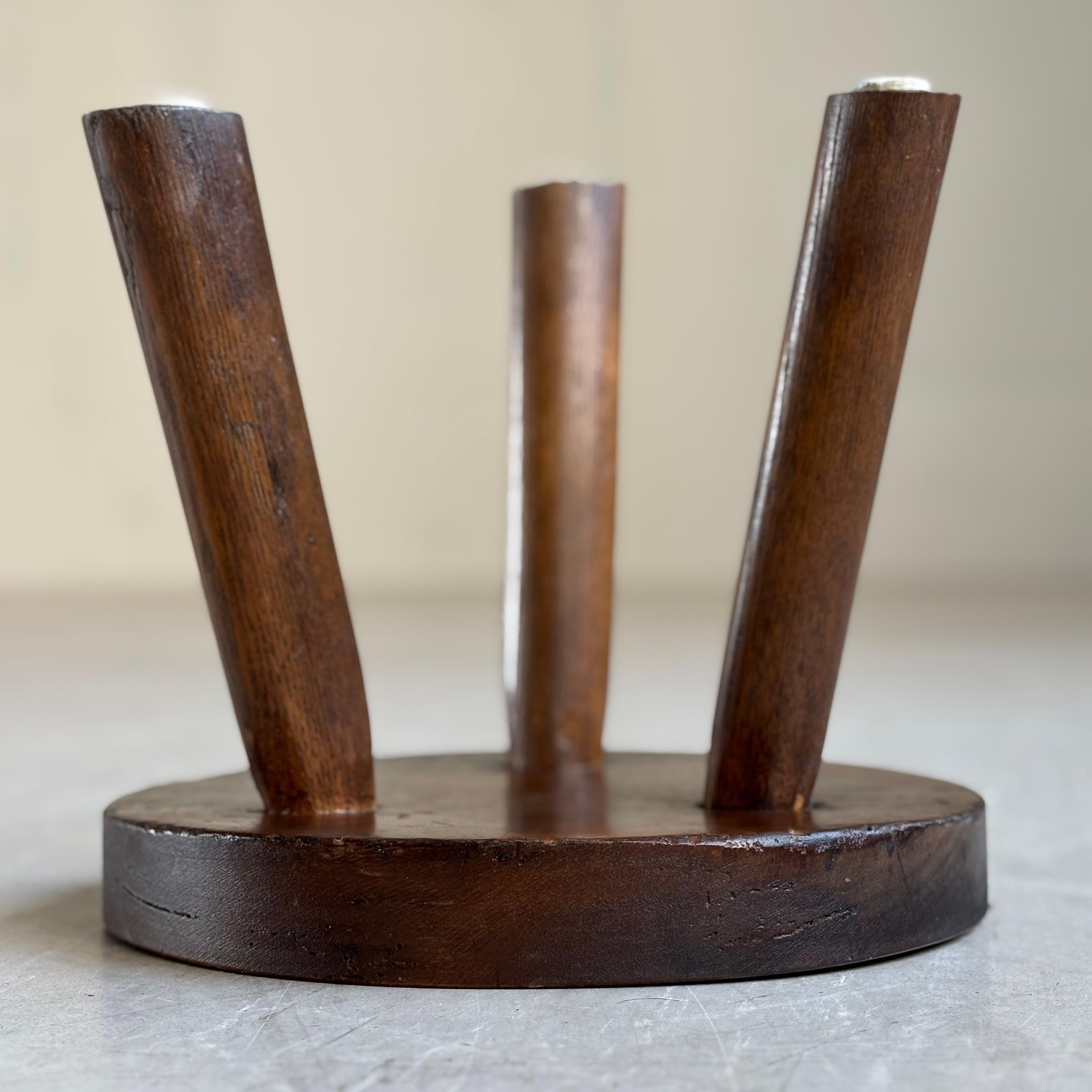 Vintage rustic solid wood Tripod Milking Stool (20. Jahrhundert) im Angebot