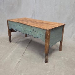 Table basse vintage en pin peint, de style rustique du Sud-Ouest