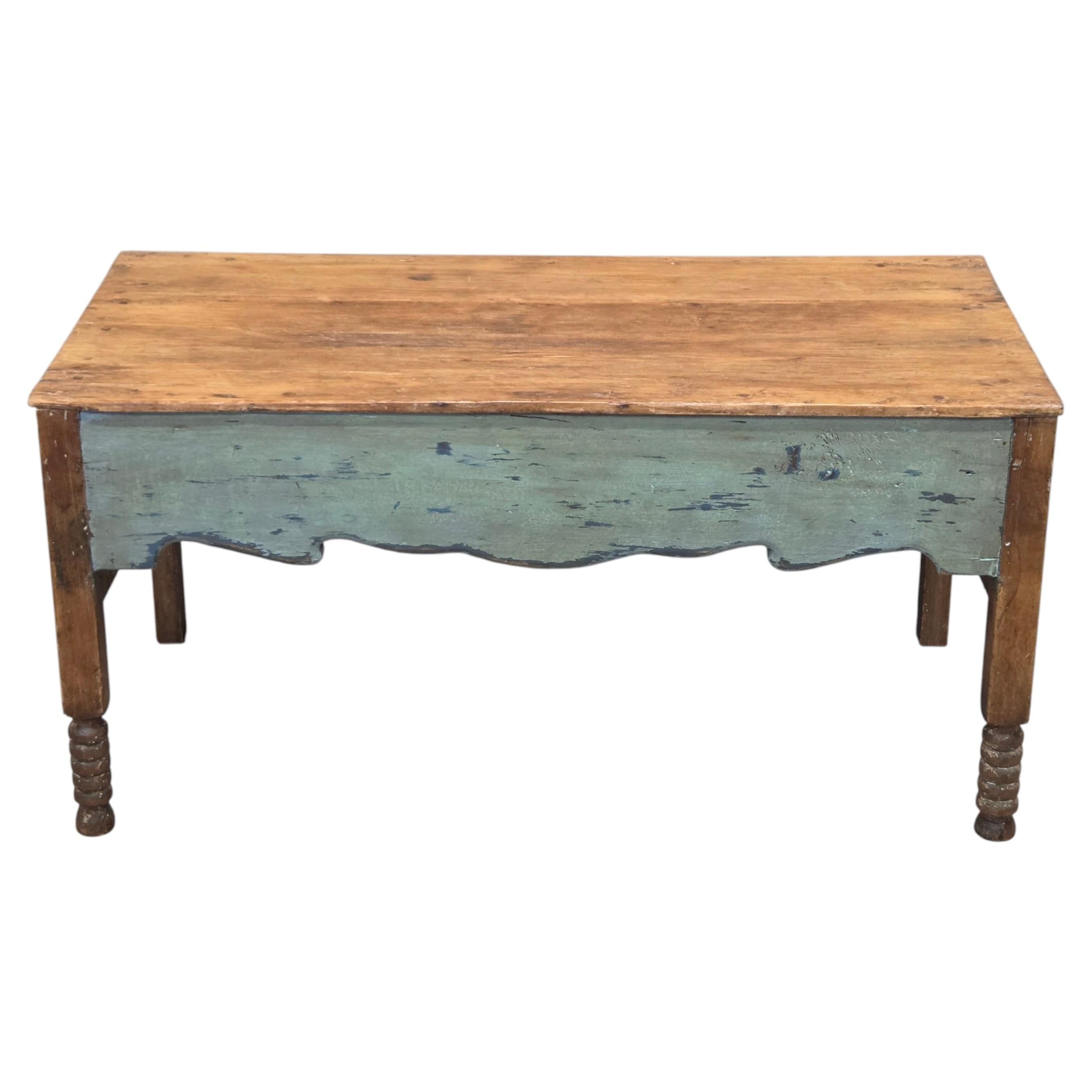Table basse vintage en pin peint, de style rustique du Sud-Ouest