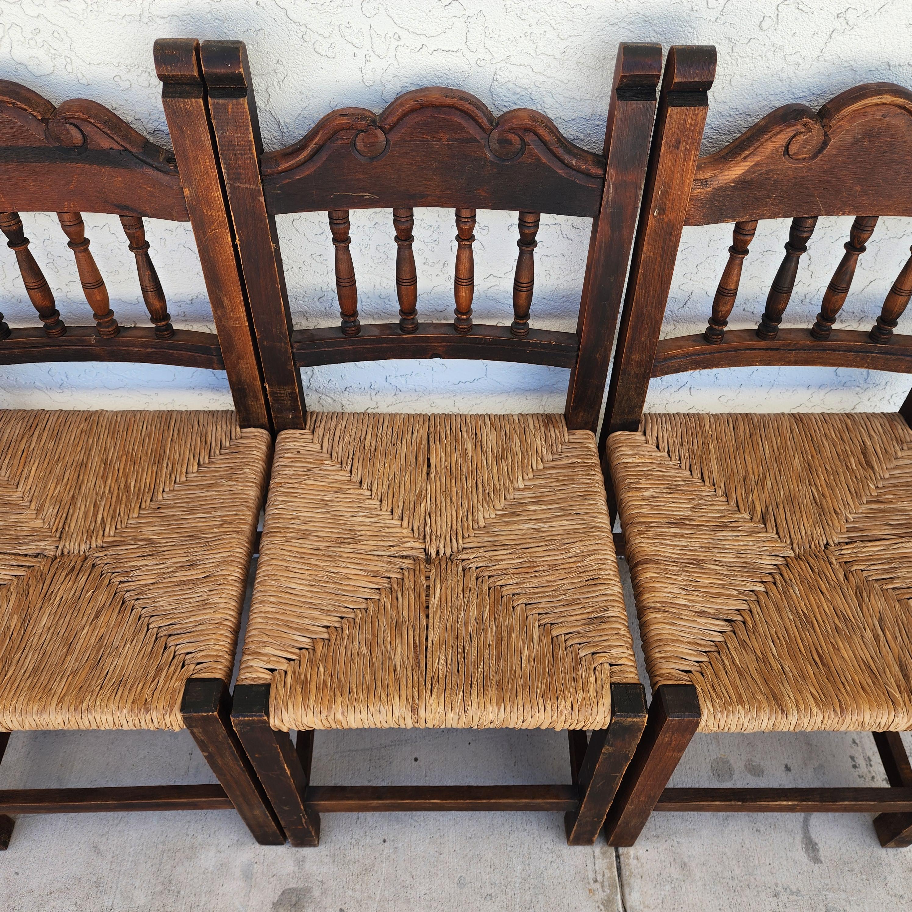 Rustikale spanische Vintage-Stühle mit Binsen-Sitzen im Angebot 9