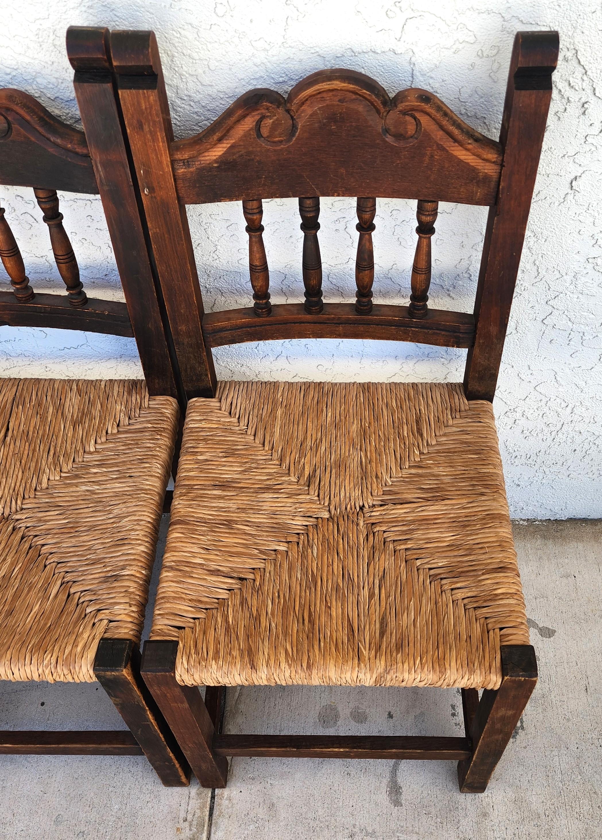 Rustikale spanische Vintage-Stühle mit Binsen-Sitzen im Angebot 11