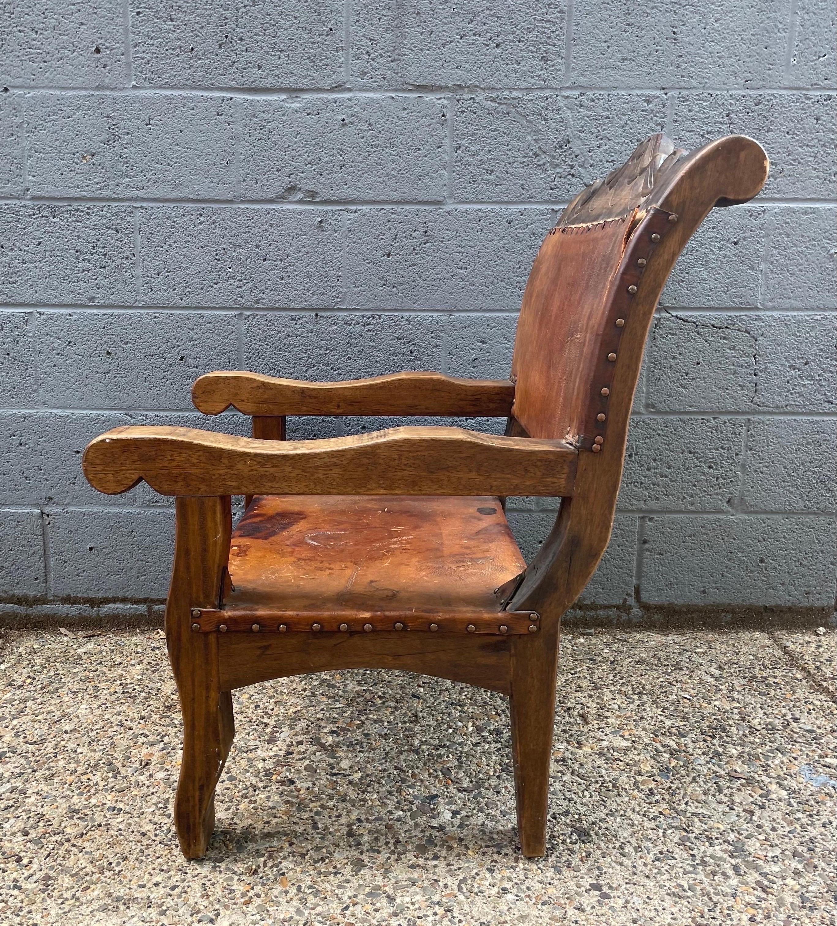 Fauteuil trône colonial espagnol rustique vintage en cuir et acajou en vente 3