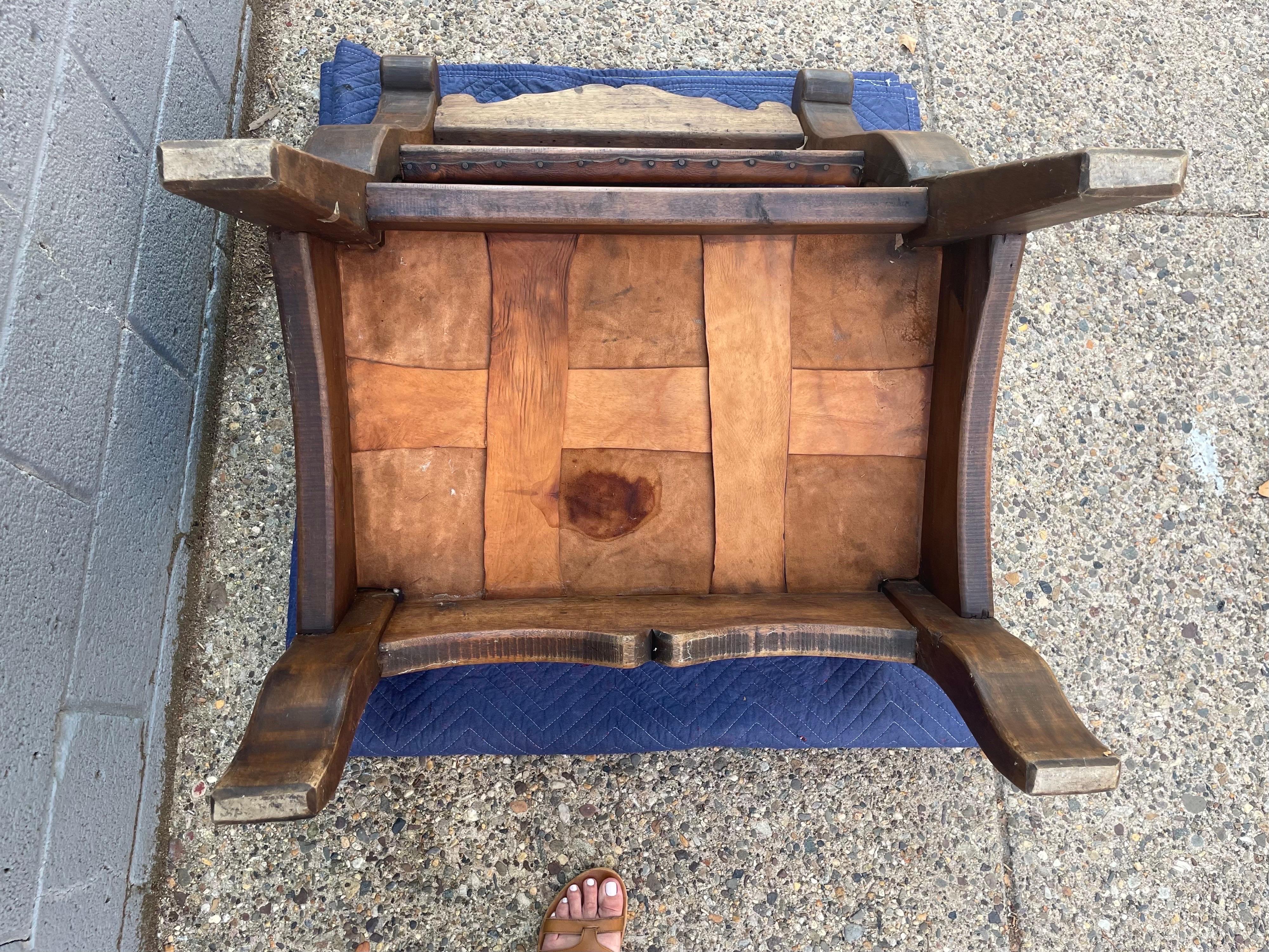 Fauteuil trône colonial espagnol rustique vintage en cuir et acajou en vente 5