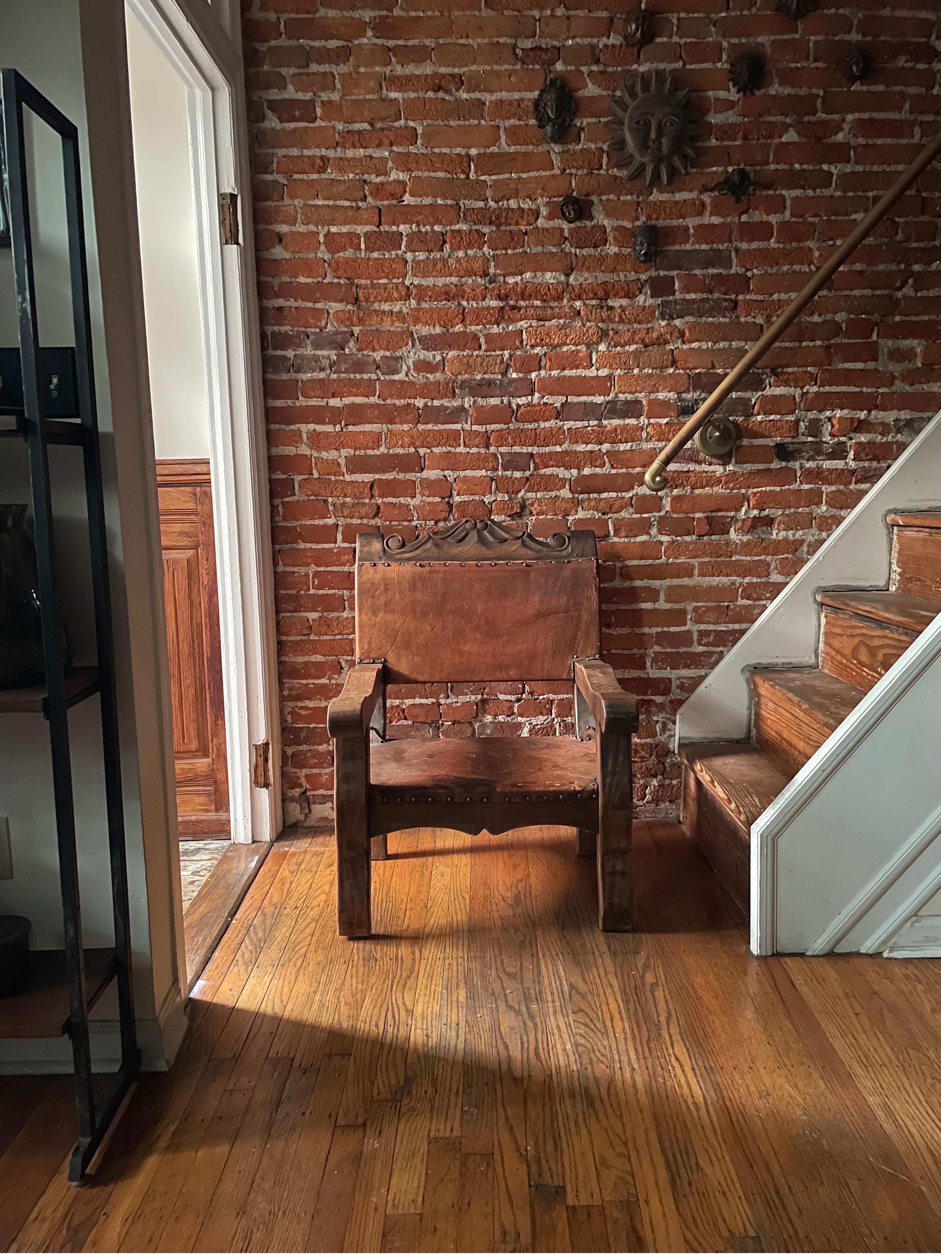 Fauteuil trône colonial espagnol rustique vintage en cuir et acajou en vente 6