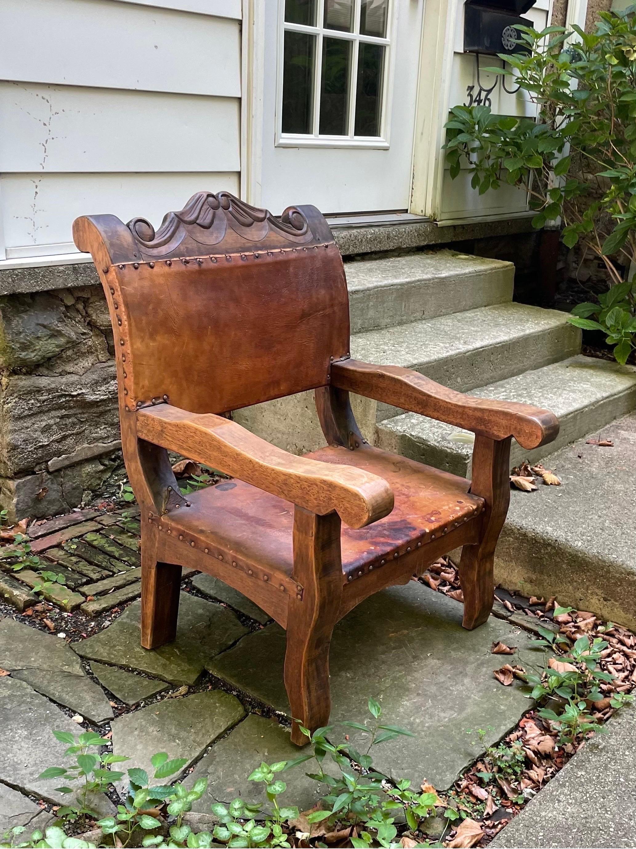 Un beau fauteuil de grande taille de style colonial espagnol (frailero) en bois dur exotique (probablement de l'acajou) et en cuir. Fabriqué en Colombie.
