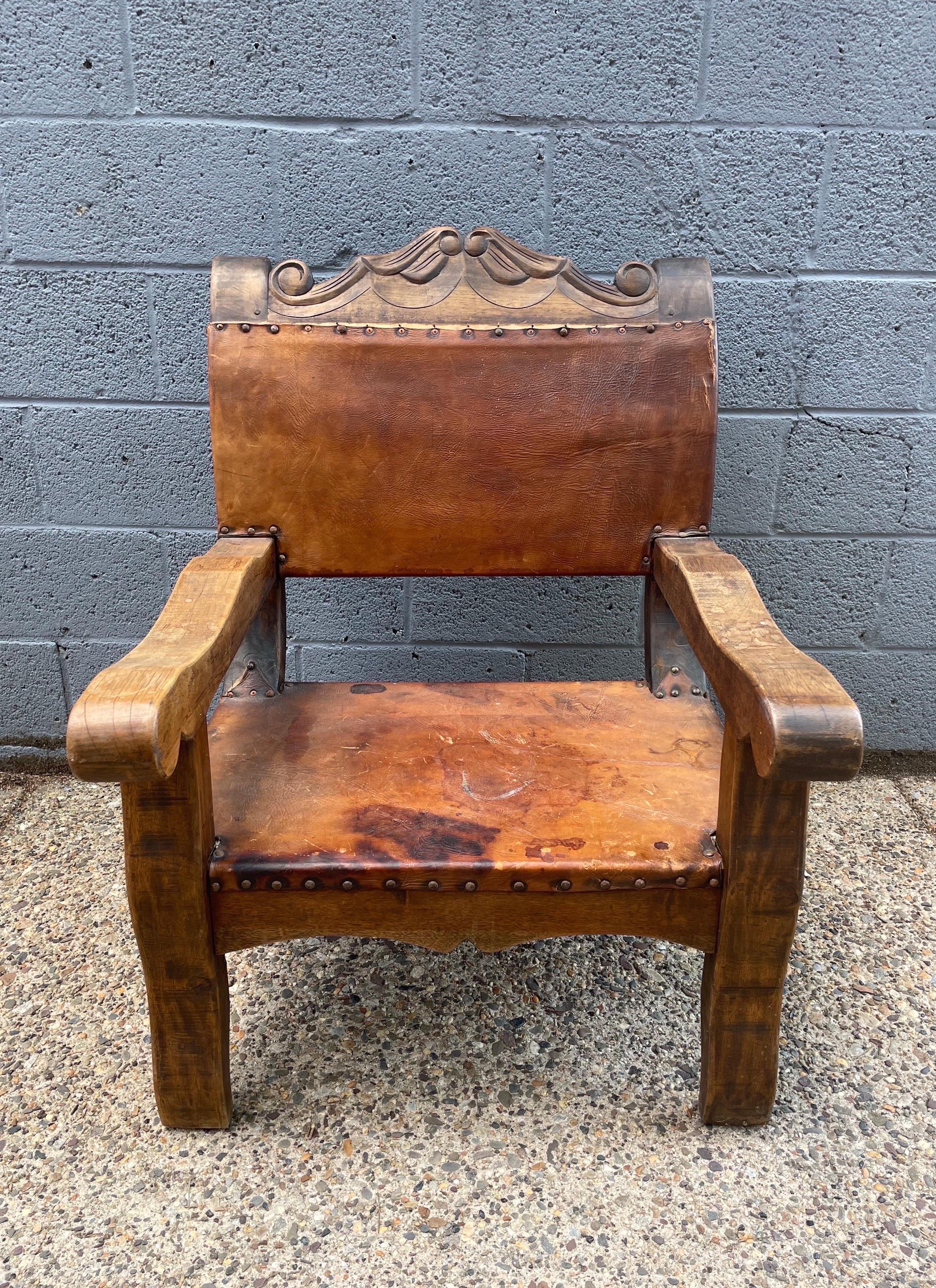 Colonial espagnol Fauteuil trône colonial espagnol rustique vintage en cuir et acajou en vente