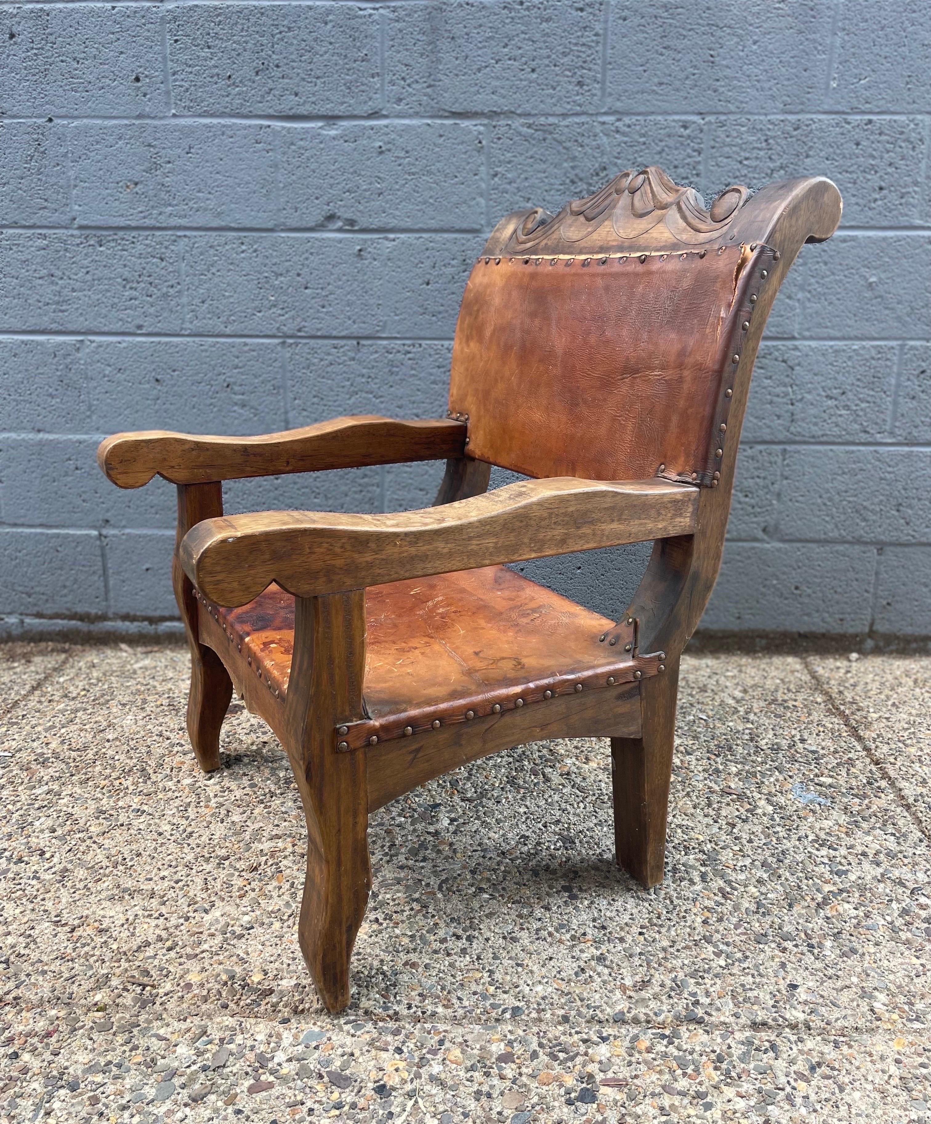 Colombien Fauteuil trône colonial espagnol rustique vintage en cuir et acajou en vente