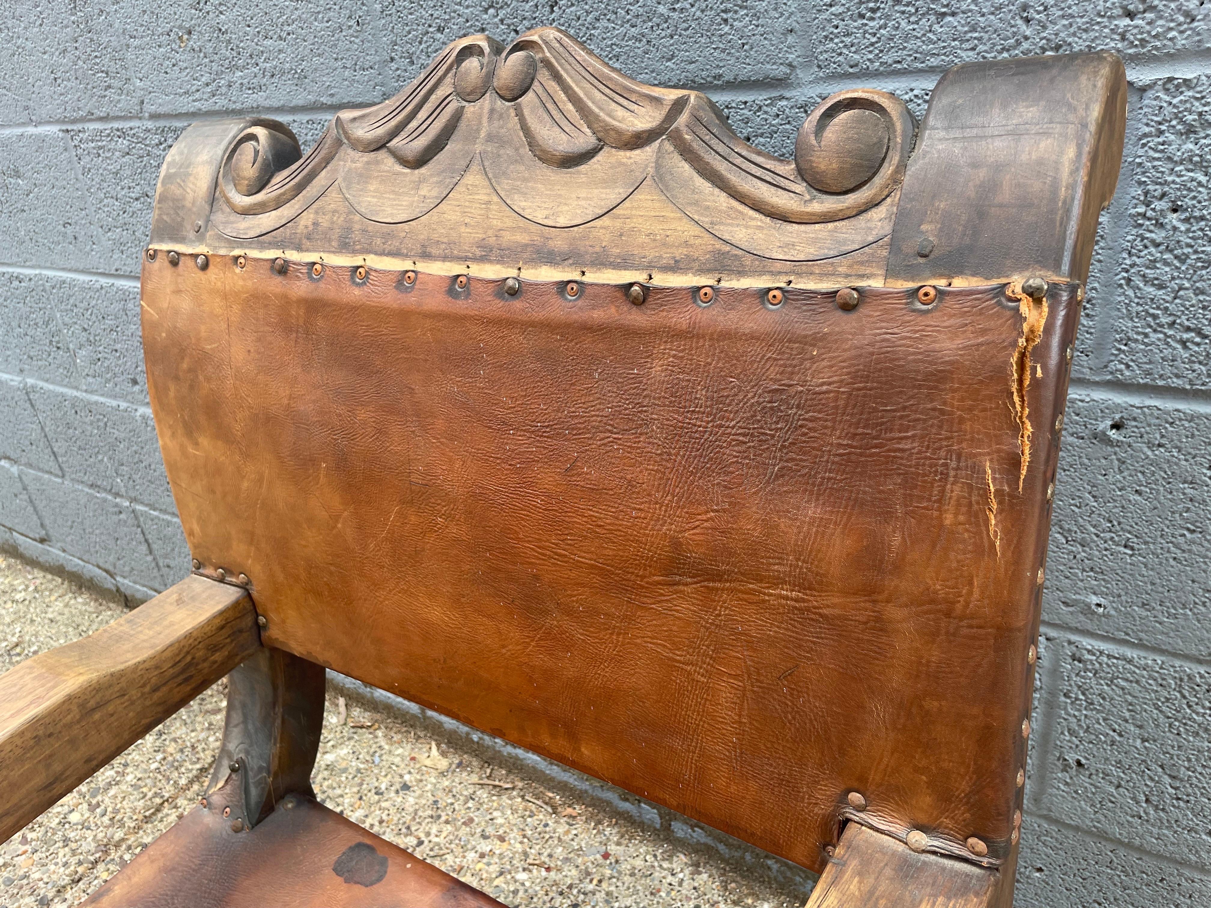 Fauteuil trône colonial espagnol rustique vintage en cuir et acajou Bon état - En vente à Audubon, NJ