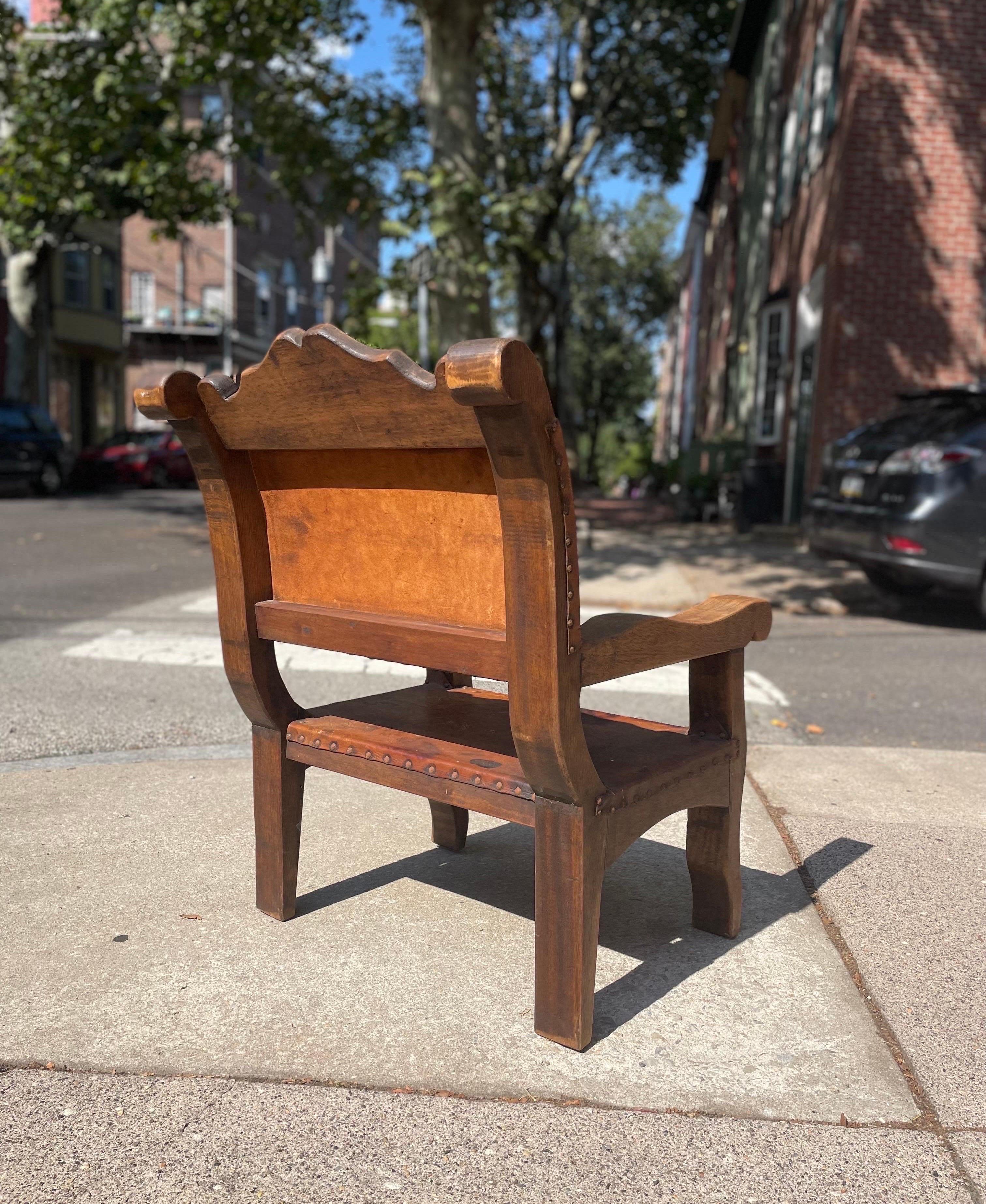 20ième siècle Fauteuil trône colonial espagnol rustique vintage en cuir et acajou en vente