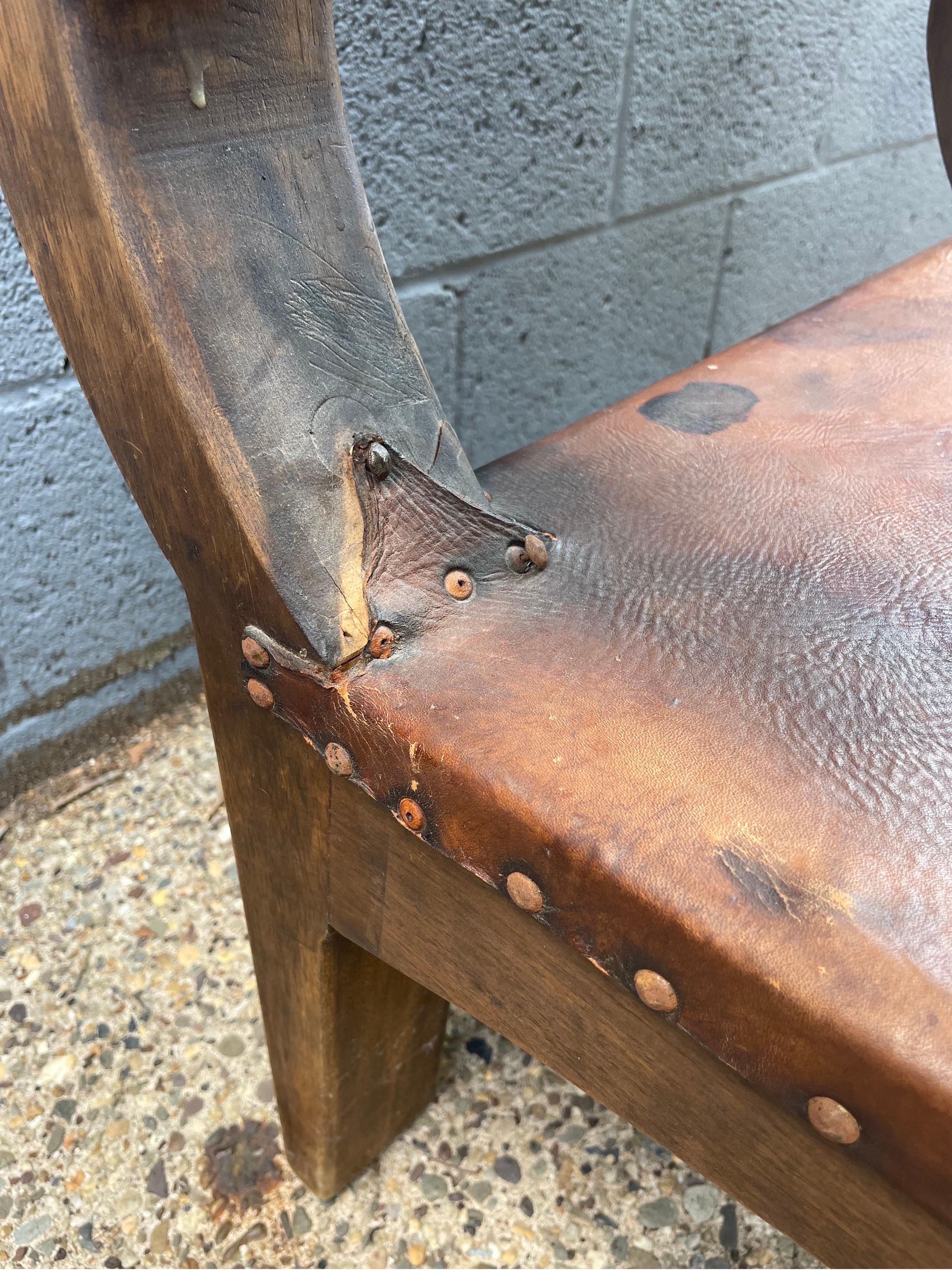 Bois de feuillus Fauteuil trône colonial espagnol rustique vintage en cuir et acajou en vente