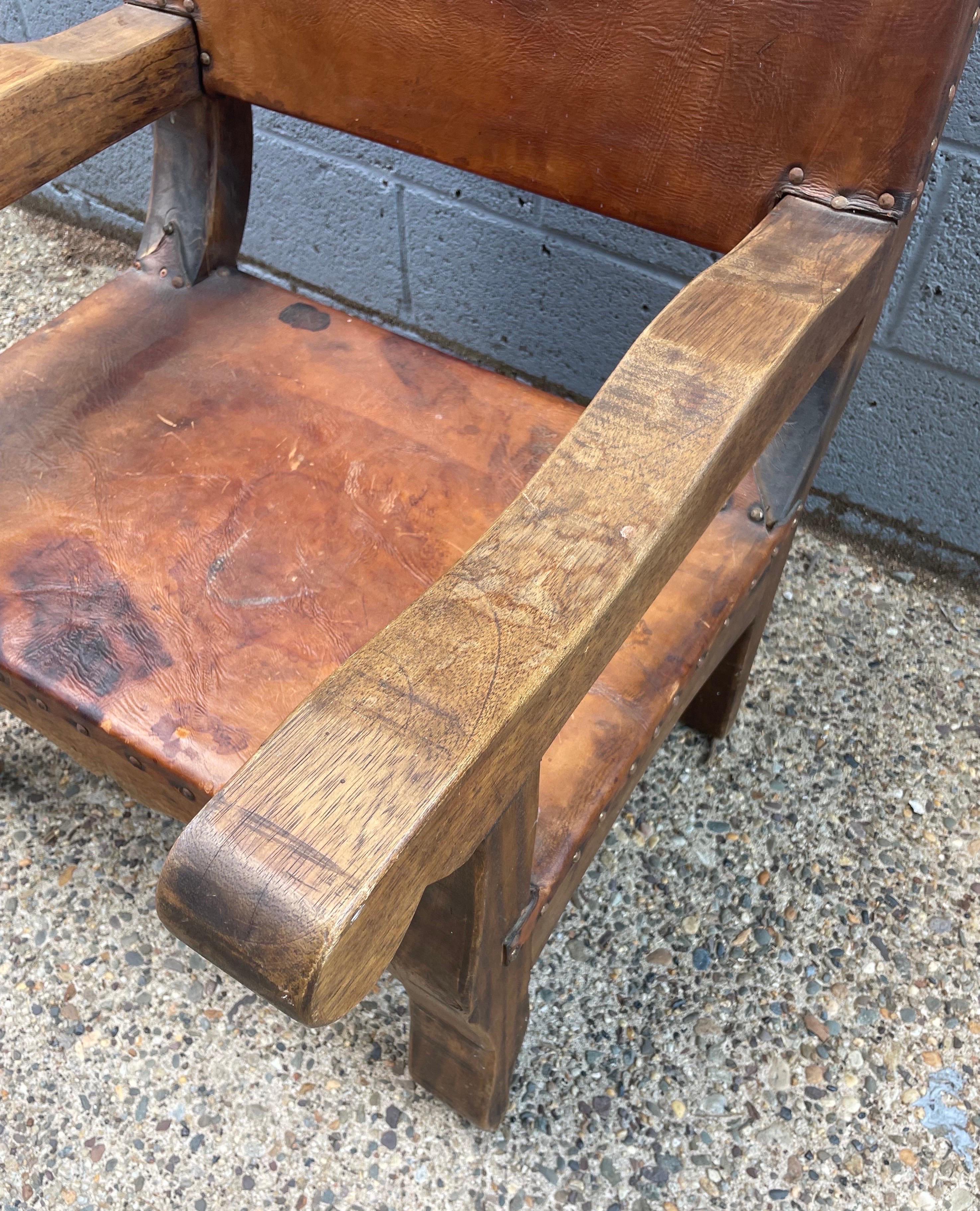 Fauteuil trône colonial espagnol rustique vintage en cuir et acajou en vente 1