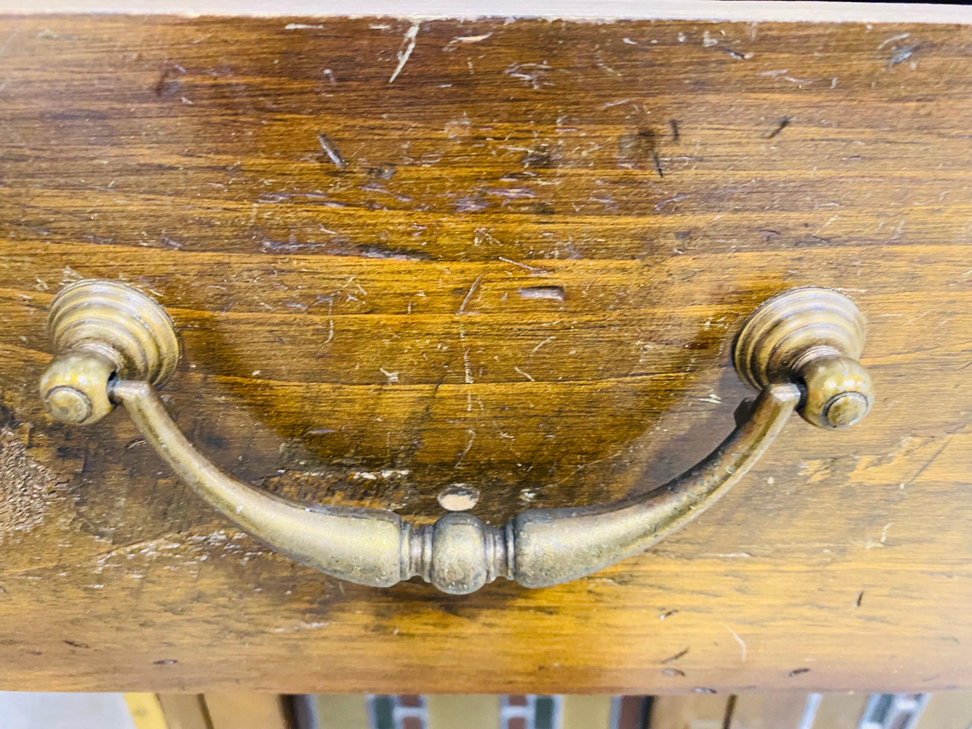 Armoire vintage rustique à deux portes en verre teinté par Habersham en vente 2