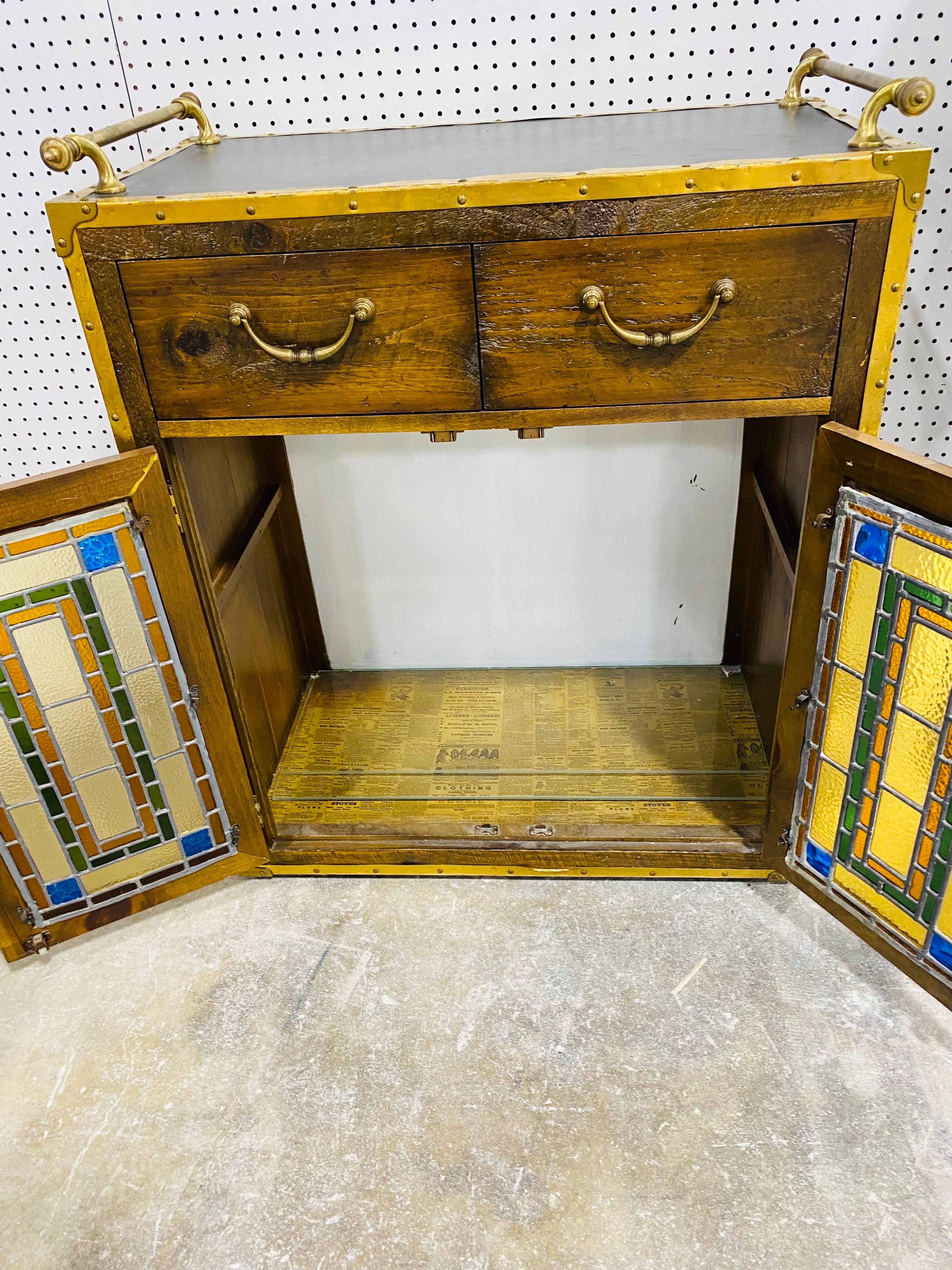 Classique américain Armoire vintage rustique à deux portes en verre teinté par Habersham en vente