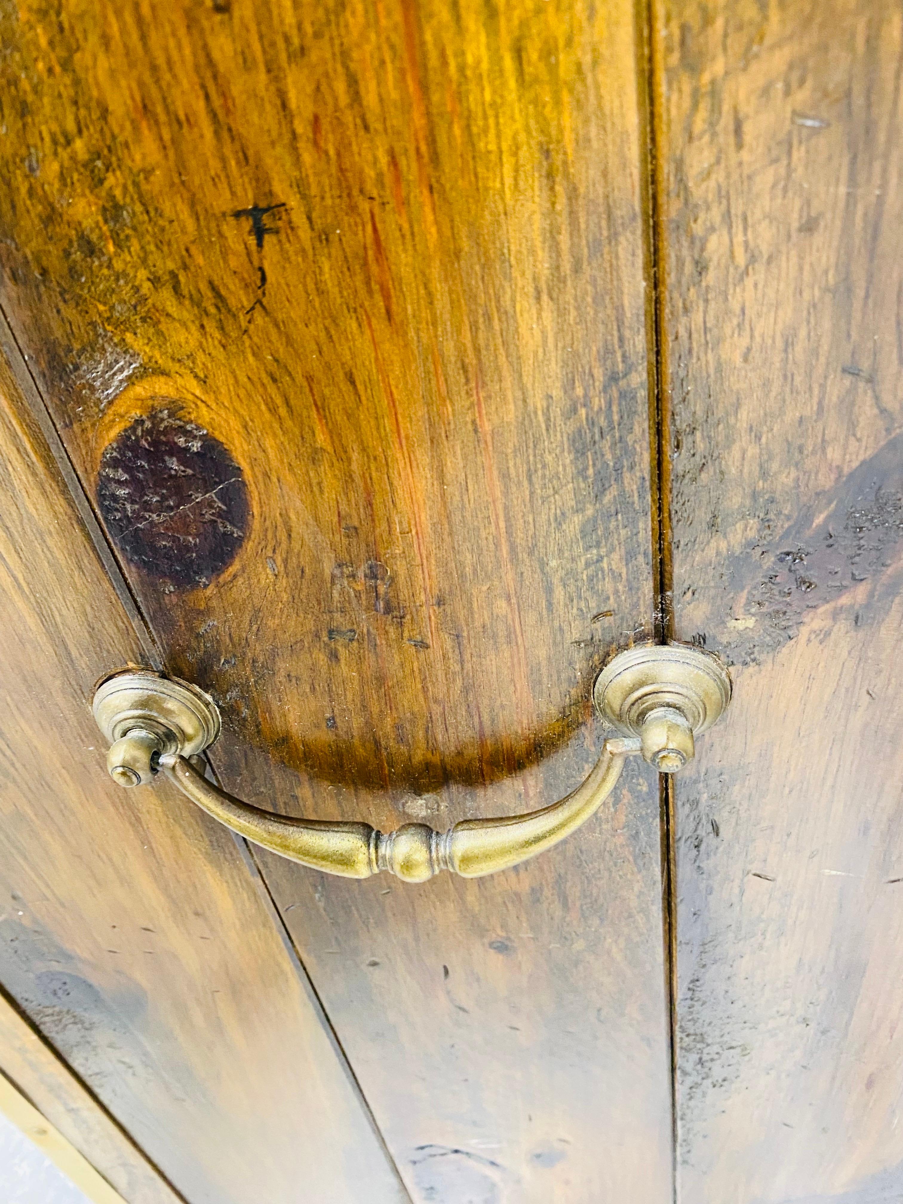 Inconnu Armoire vintage rustique à deux portes en verre teinté par Habersham en vente