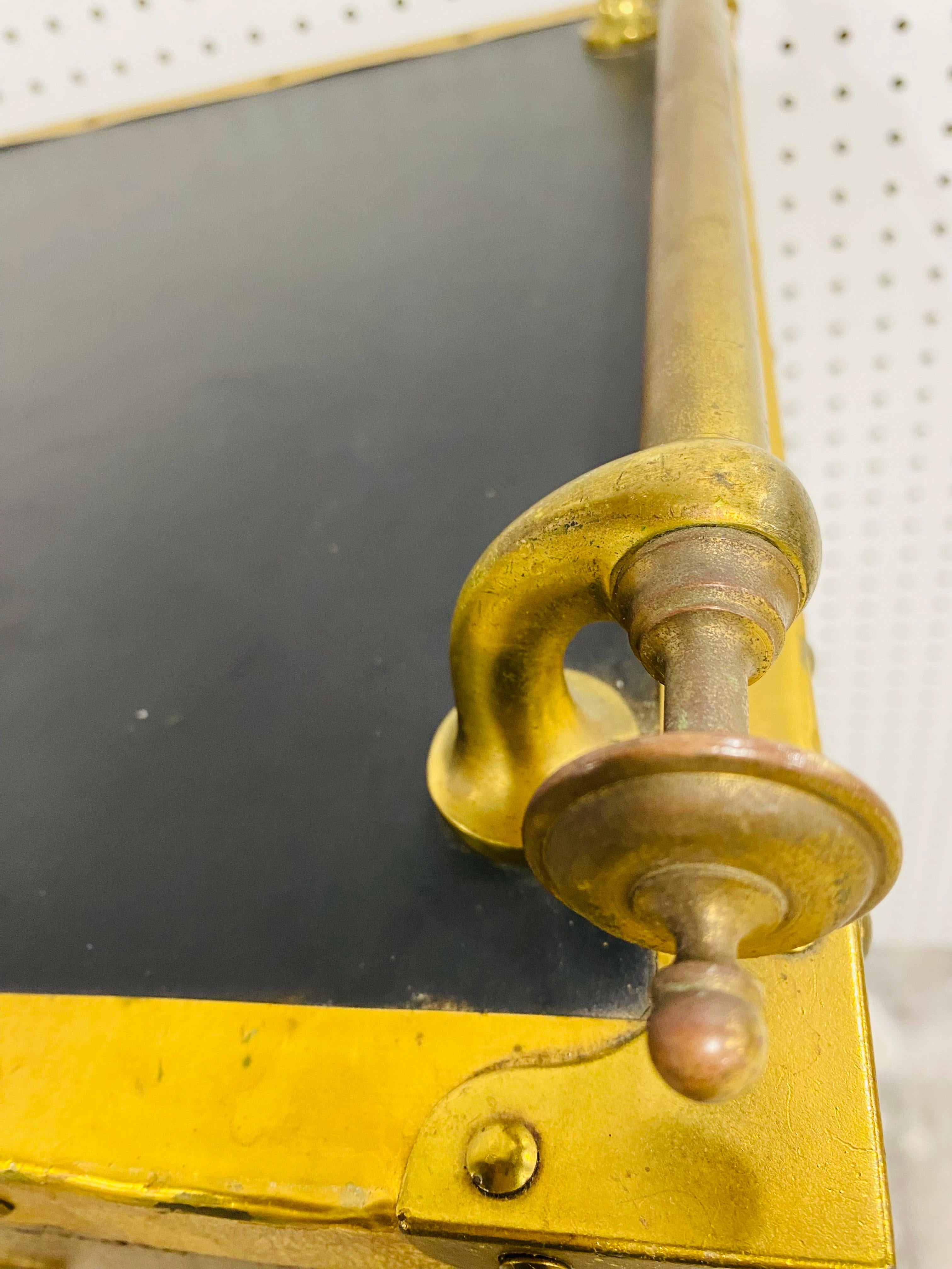 Fin du 20e siècle Armoire vintage rustique à deux portes en verre teinté par Habersham en vente