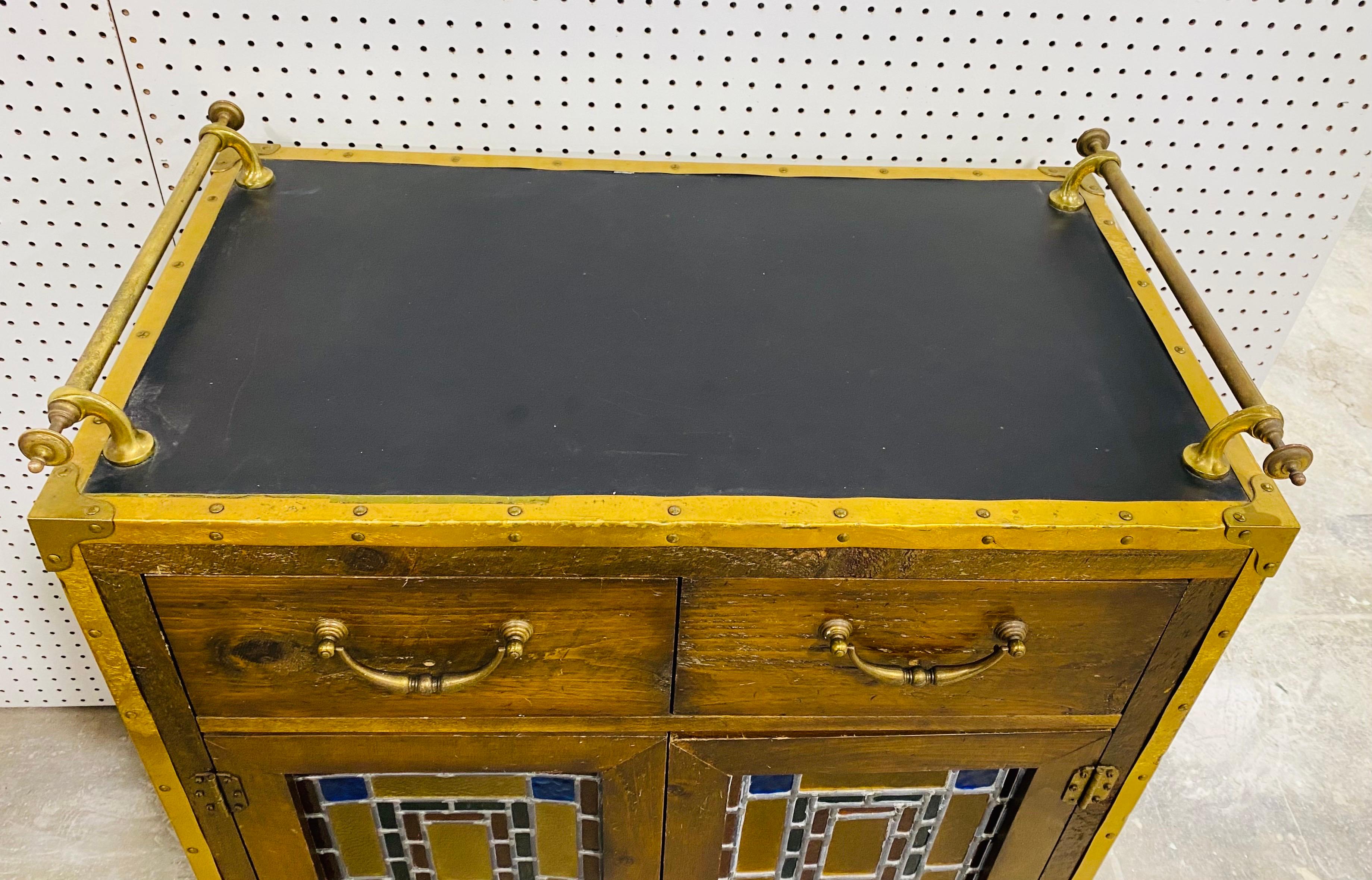 Bois Armoire vintage rustique à deux portes en verre teinté par Habersham en vente