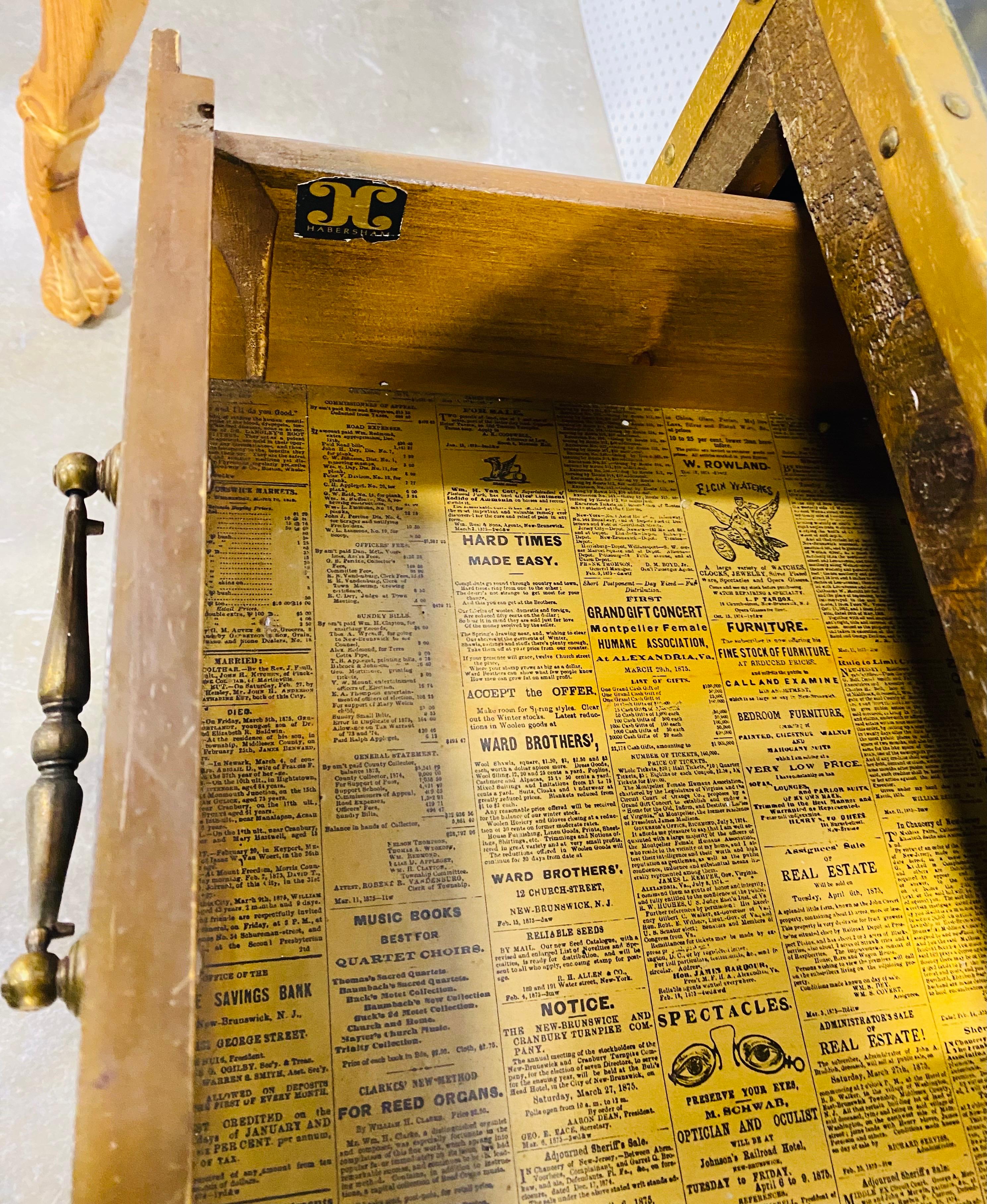 Armoire vintage rustique à deux portes en verre teinté par Habersham en vente 1
