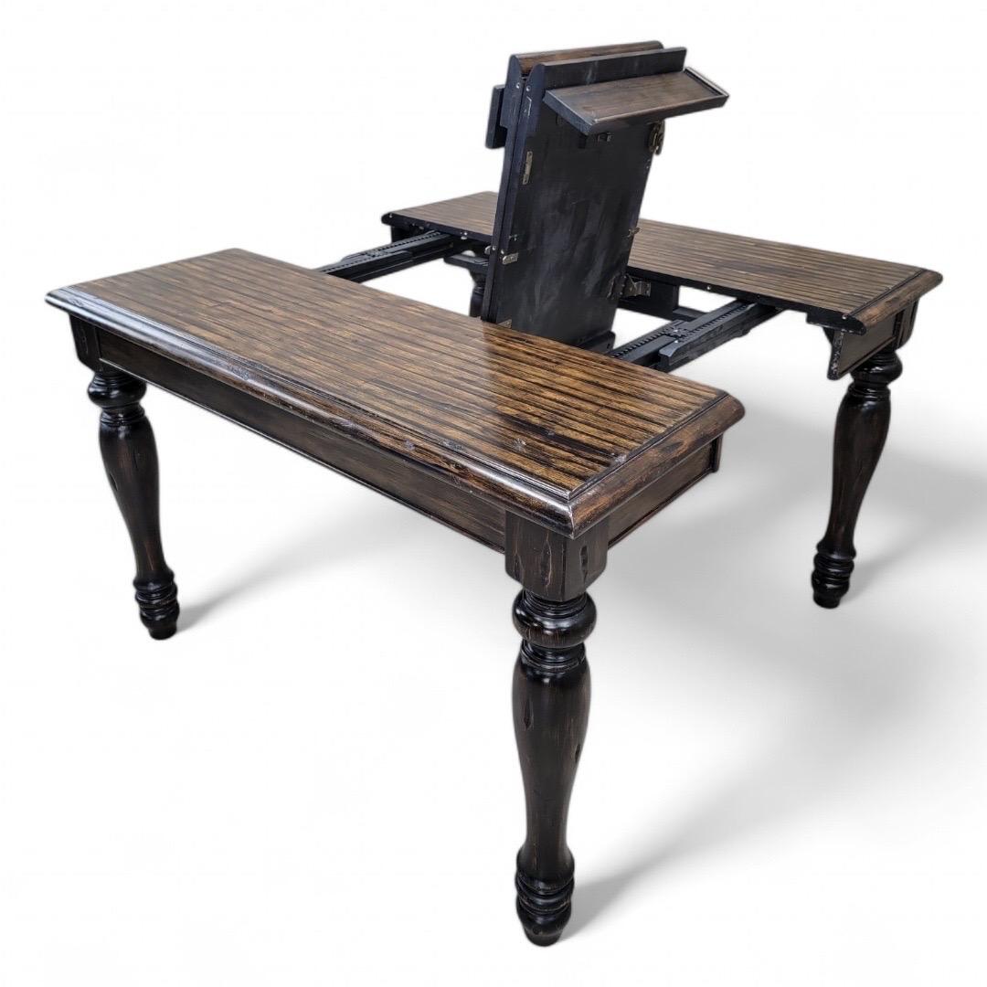 Table de ferme vintage rustique Townes et Country à pieds tournés, à hauteur de comptoir et à feuilles extensibles en forme de papillon, finition noyer foncé 

Circa 20th Century 

Dimensions

H 36