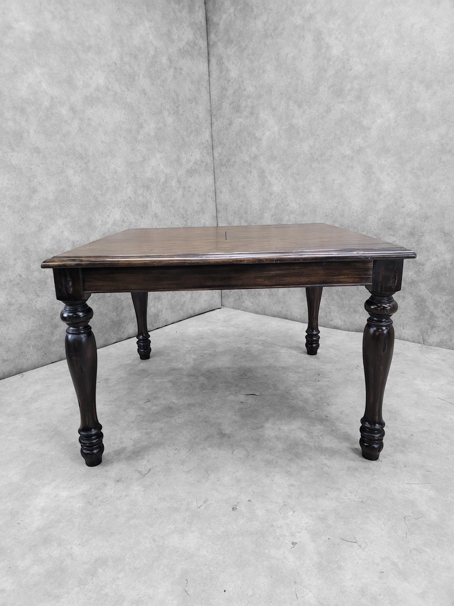 Table de ferme rustique à papillons extensible de style ville et campagnard Bon état - En vente à Chicago, IL
