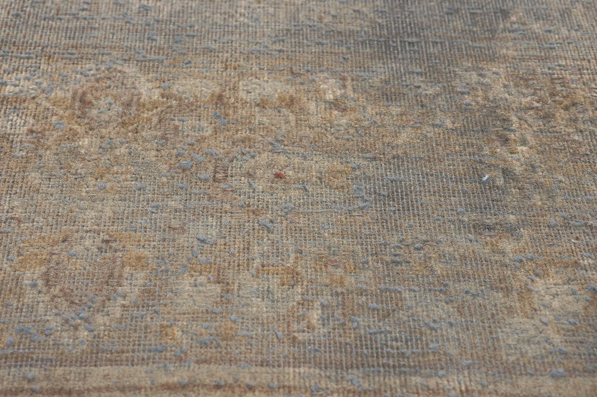 Türkischer Overdyed-Teppich im Vintage-Stil, luxuriöser, utilitaristischer Appeal auf belgischem Chic im Zustand „Starke Gebrauchsspuren“ im Angebot in Dallas, TX