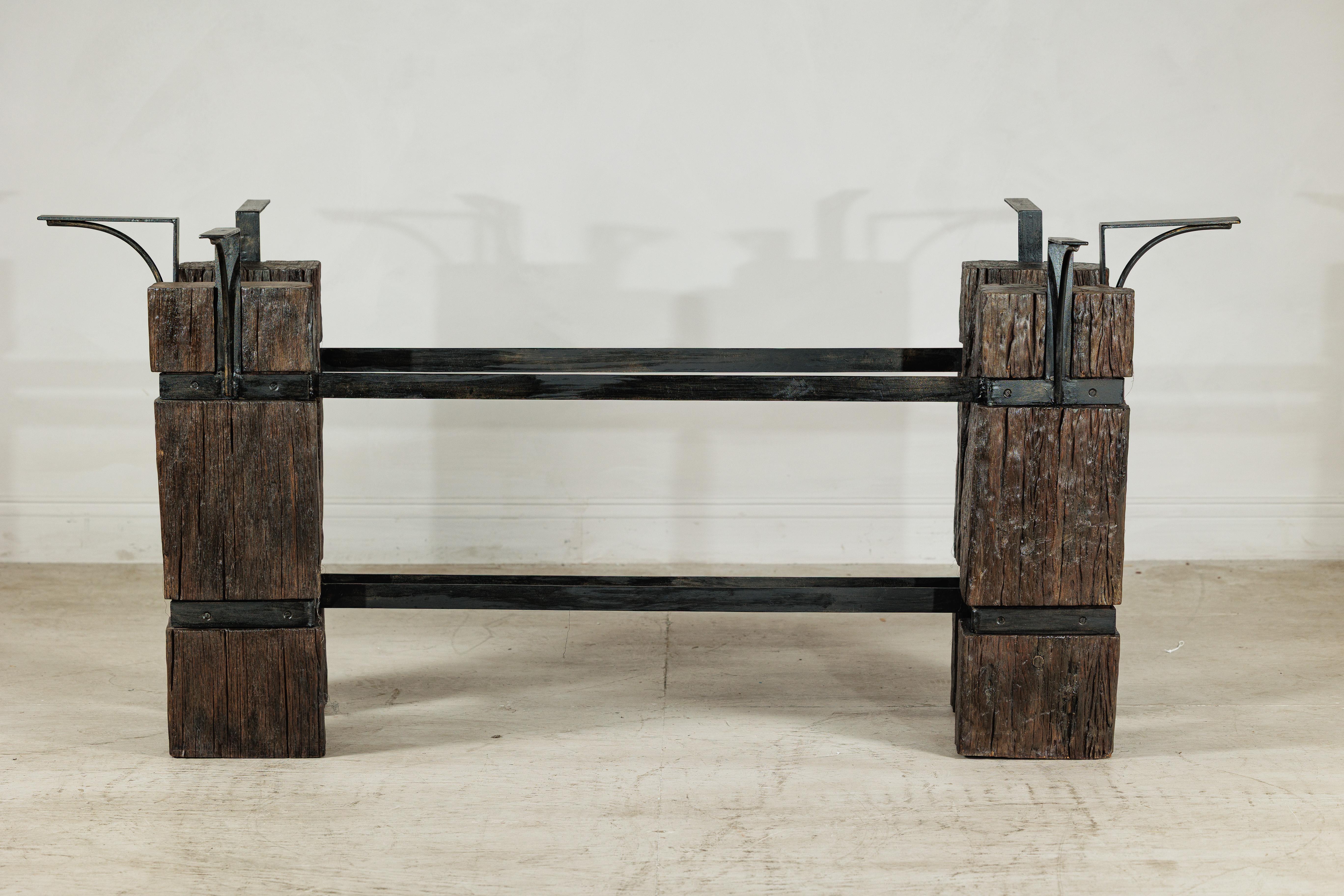 Vintage Rustikales Tischgestell aus Holz und Eisen mit skulpturalem Industrial Design (Indonesisch) im Angebot