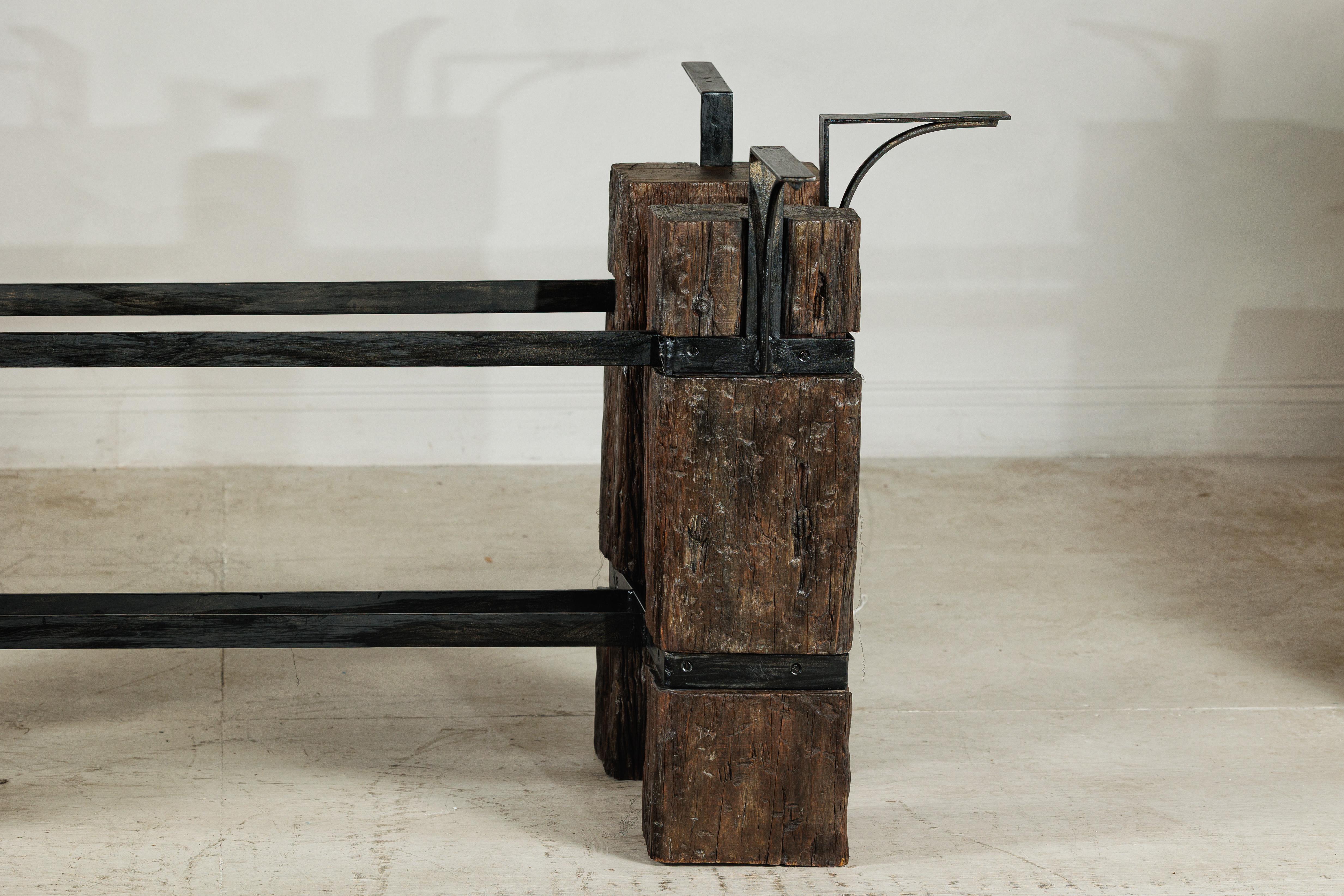 Vintage Rustikales Tischgestell aus Holz und Eisen mit skulpturalem Industrial Design (20. Jahrhundert) im Angebot